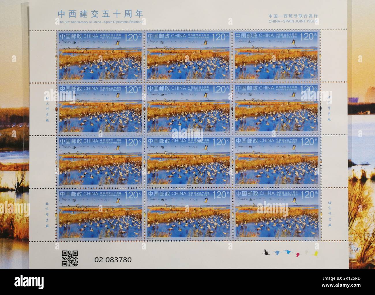 (230511) -- SHIJIAZHUANG, 11 mai 2023 (Xinhua) -- cette photo prise sur 10 mai 2023 montre des timbres marquant le 50th anniversaire de l'établissement des relations diplomatiques entre la Chine et l'Espagne à Hengshui, dans la province du Hebei, au nord de la Chine. Une série de deux timbres a été émise mercredi pour marquer le 50th anniversaire de l'établissement des relations diplomatiques entre la Chine et l'Espagne. Les timbres, représentant la Laguna de Fuente de Piedra en Espagne et le lac Hengshui dans la province de Hebei au nord de la Chine, ont été conçus par le designer chinois de timbres Ma Lihang. On s'attend à ce qu'un total de 6,9 millions d'ensembles de Banque D'Images