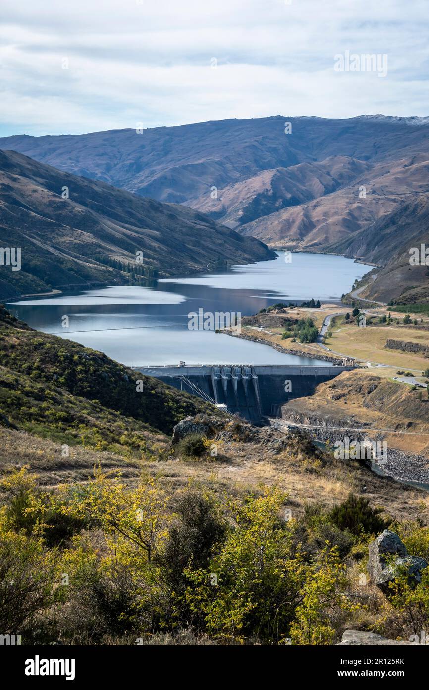 Barrage de Clyde et lac Dunstan, Clyde, Central Otago, Île du Sud, Nouvelle-Zélande. Dunstan Range à distance. Banque D'Images