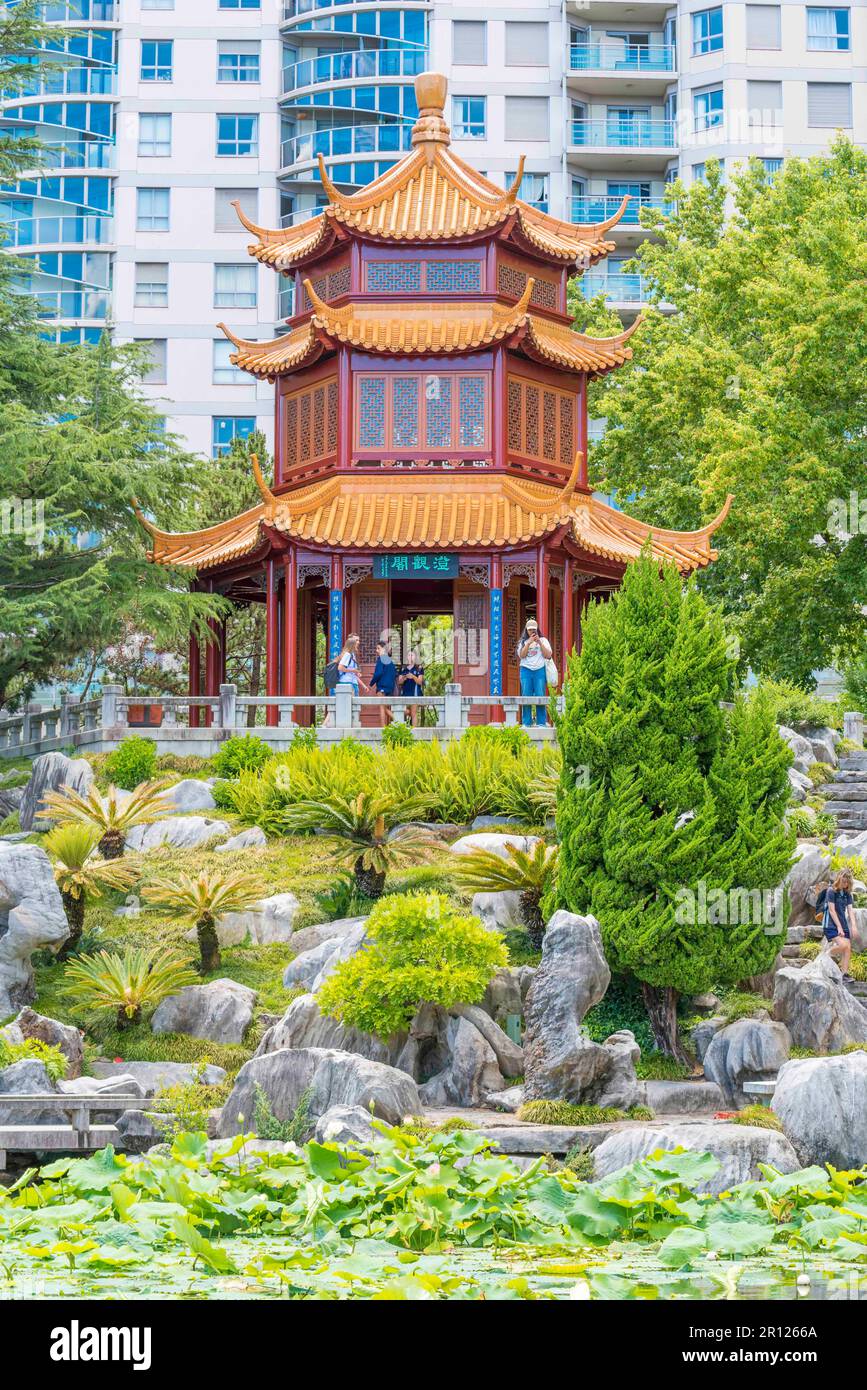 Au sommet des jardins chinois se trouve le Pavillon Clear View, connu sous le nom de Gurr, un toit à trois niveaux, un bâtiment hexagonal avec des carreaux dorés Banque D'Images