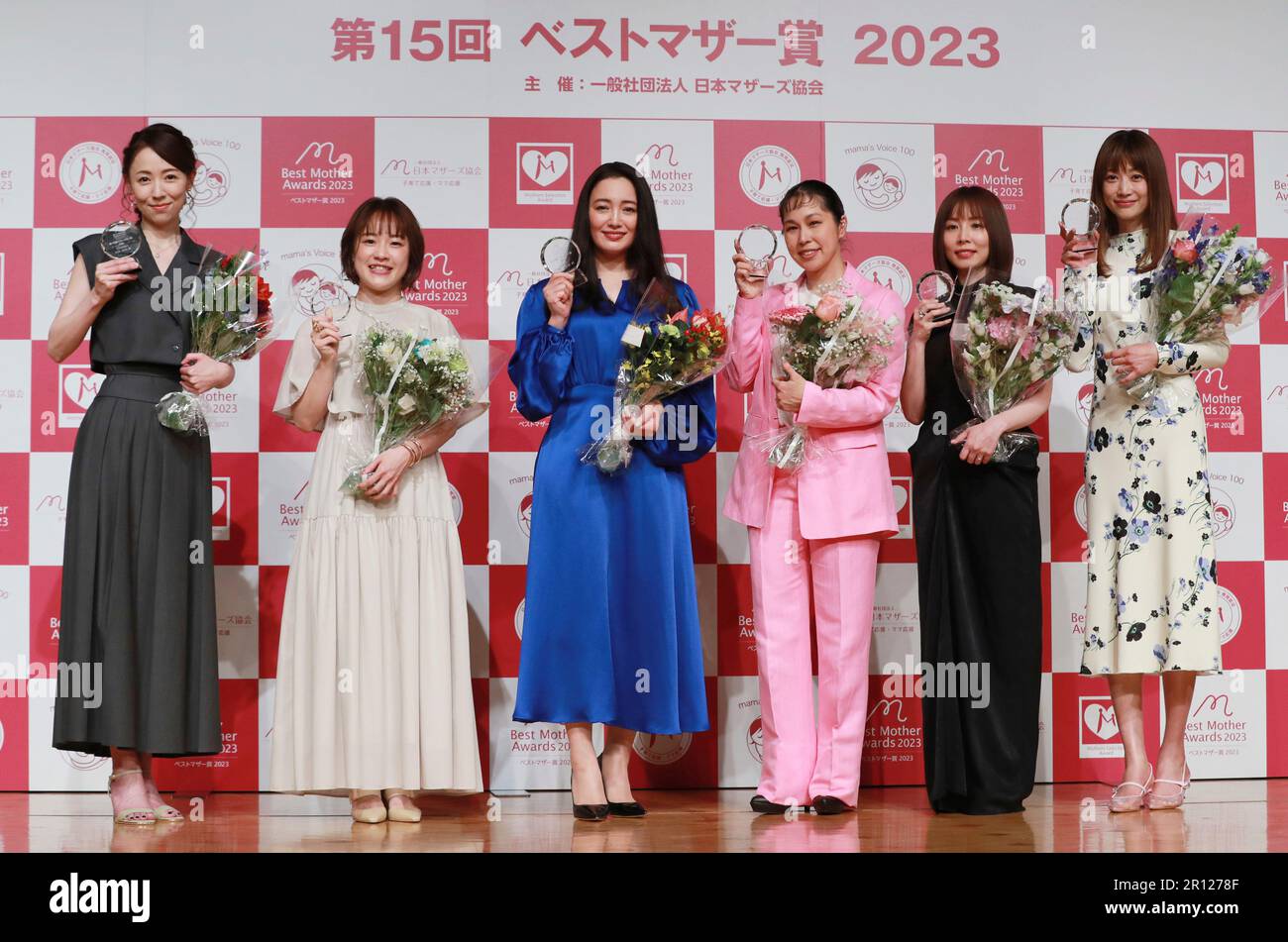 Japanese actress Yukie Nakama (3rd from L), Japanese-American singer-songwriter AI (4th) and other winners attend a ceremony of Japan Mother Awards in Tokyo on May 11, 2023. The annual awards held by the NPO Nihon Mothers Association aims to support mothers. ( The Yomiuri Shimbun via AP Images ) Banque D'Images
