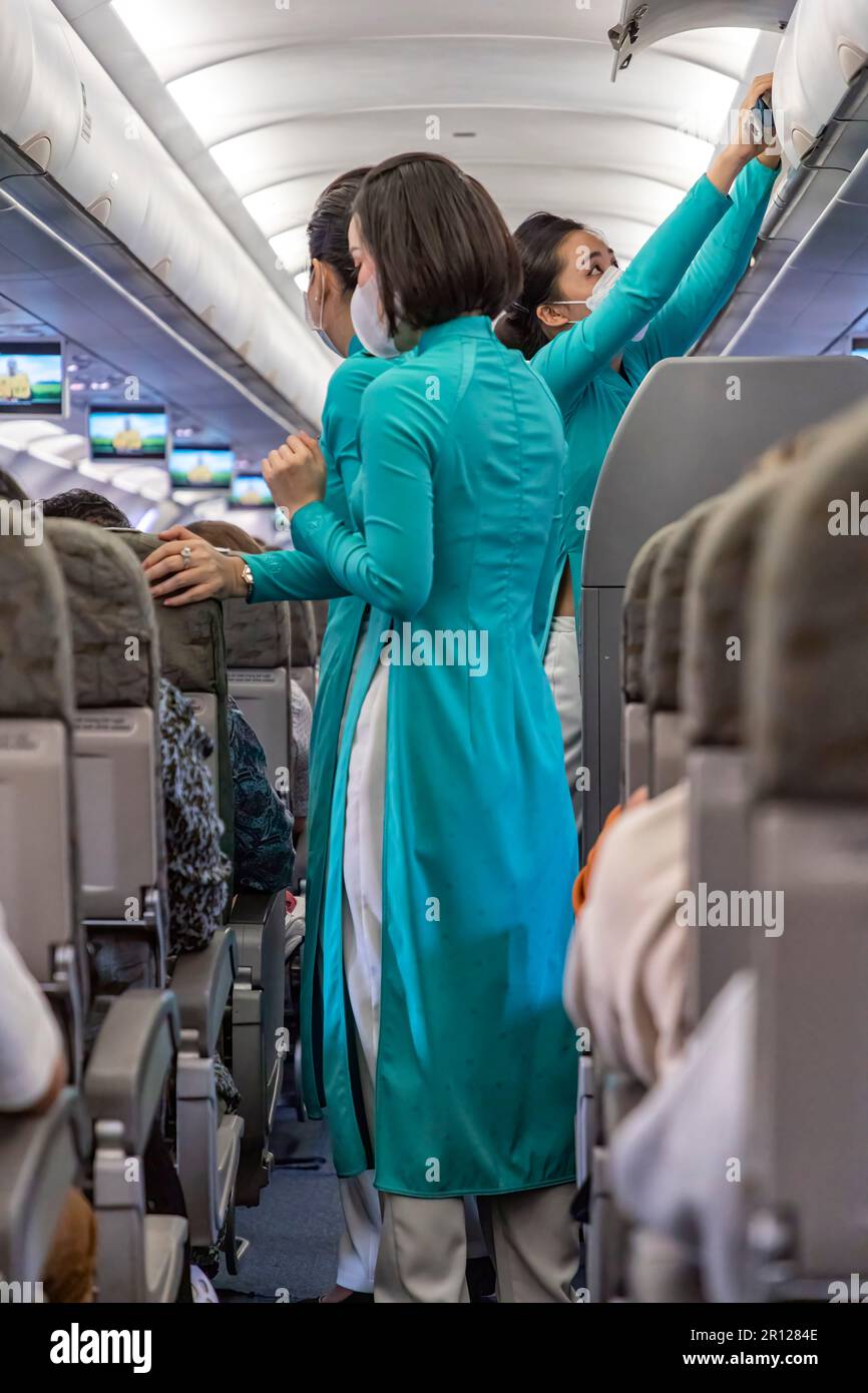 L quipage De Cabine De Vietnam Airlines Porte L uniforme AO Dai l-quipage-de-cabine-de-vietnam-airlines-porte-l-uniforme-ao-dai