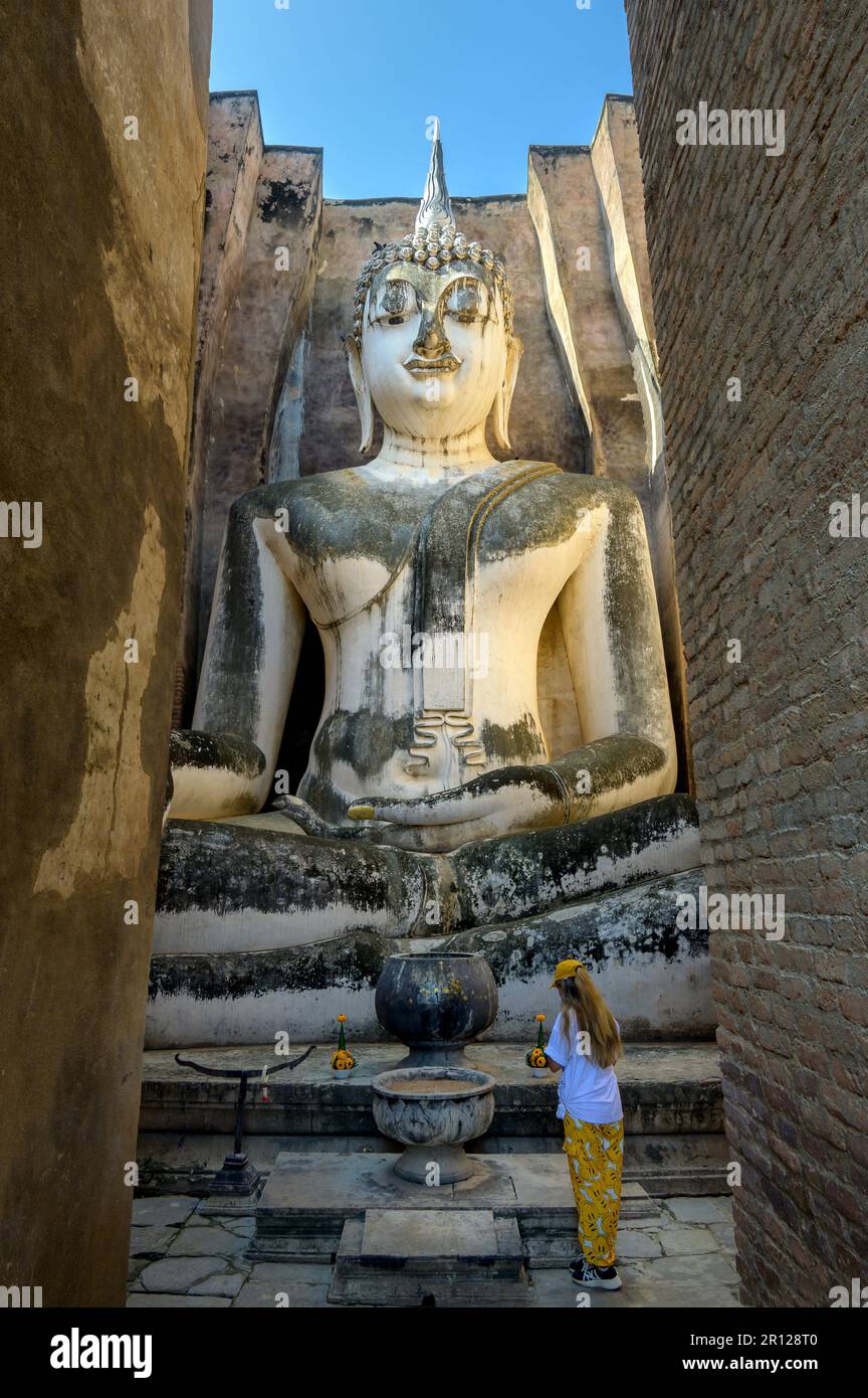 Wat si CHUM (Temple de l'arbre Bodhi) avec sa statue de Bouddha assise géante, dans le parc national historique de Sukhothai Banque D'Images
