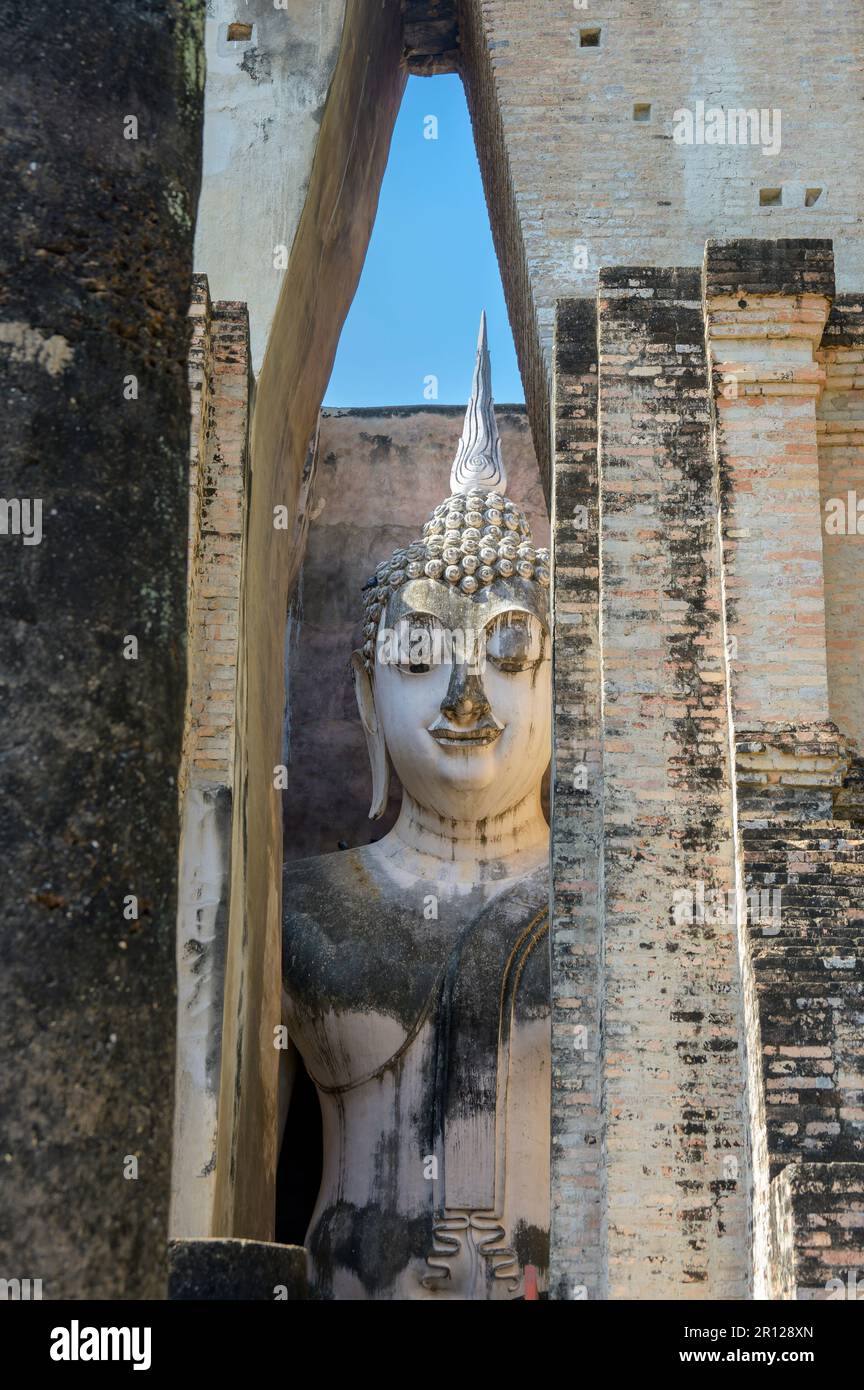 Wat si CHUM (Temple de l'arbre Bodhi) avec sa statue de Bouddha assise géante, dans le parc national historique de Sukhothai Banque D'Images