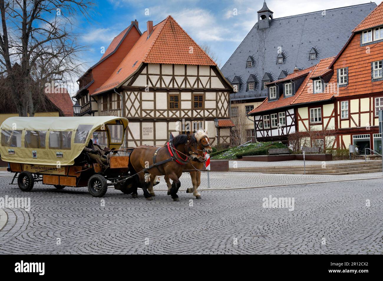 Chariot à cheval dans le centre-ville, Wernigerode, Harz, Saxe-Anhalt, Allemagne Banque D'Images