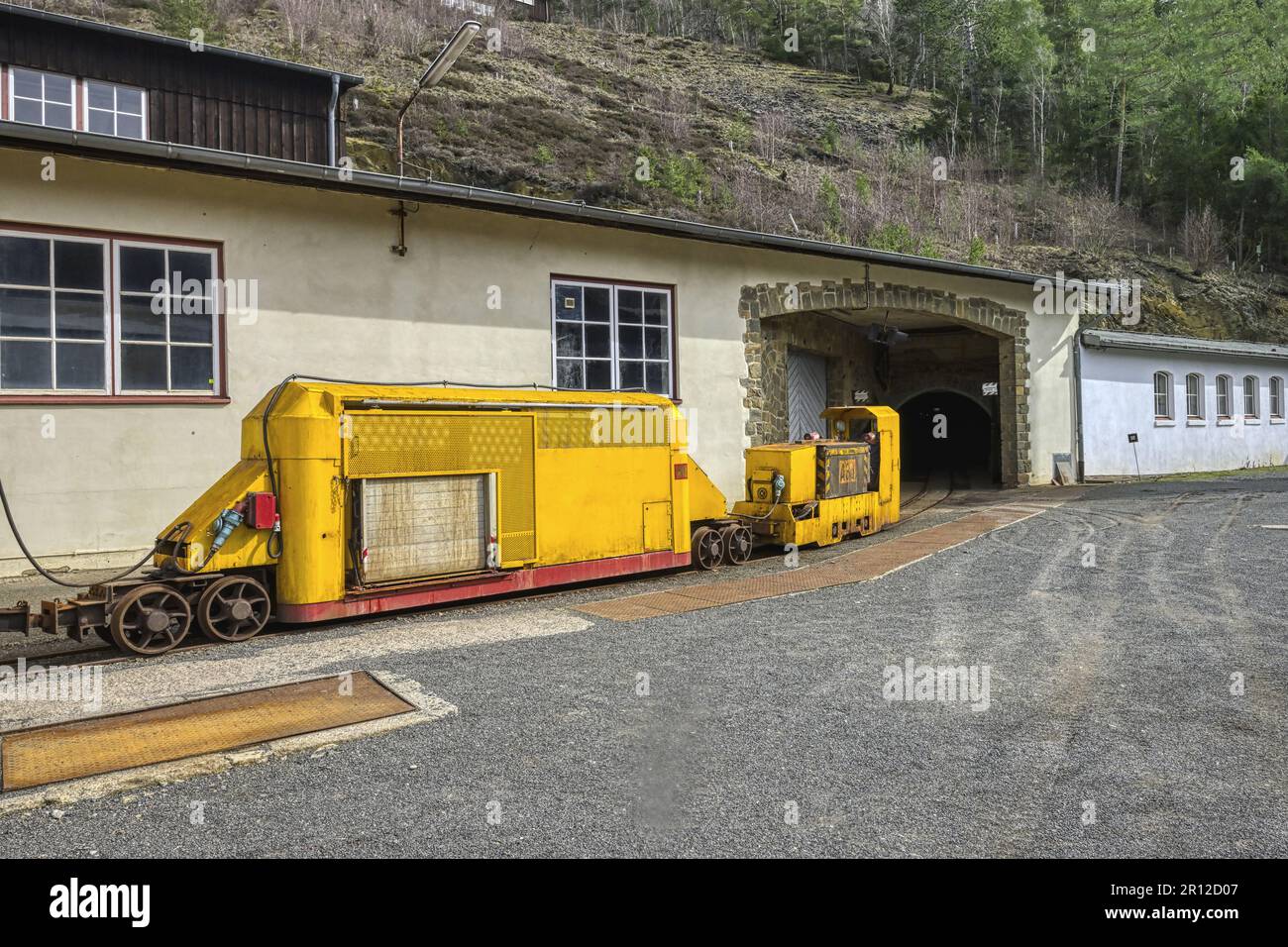 Chemin de fer de transport des mineurs entrant dans une galerie minière, site minier de Rammelsberg, Goslar, Harz, Basse-Saxe, Allemagne Banque D'Images