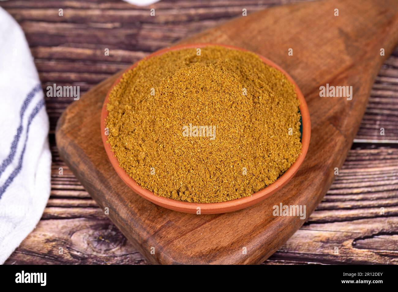 Cumin moulu ou poudre de Jeera. Poudre d'épice de cumin dans un bol sur fond de bois. Concept d'épices sèches Banque D'Images