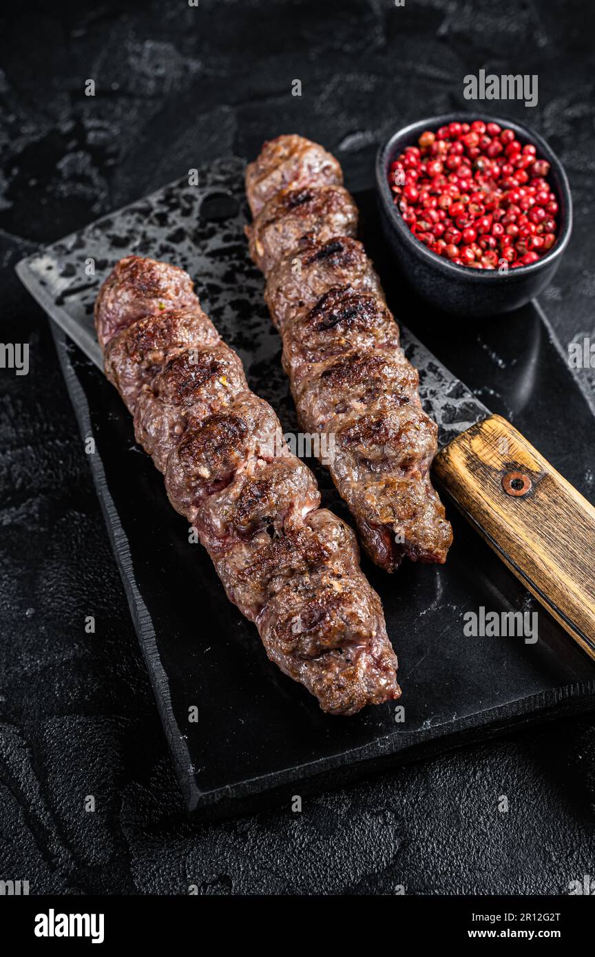 Urfa kebab, bœuf haché et viande d'agneau grillée sur brochettes.  Arrière-plan noir. Vue de dessus Photo Stock - Alamy