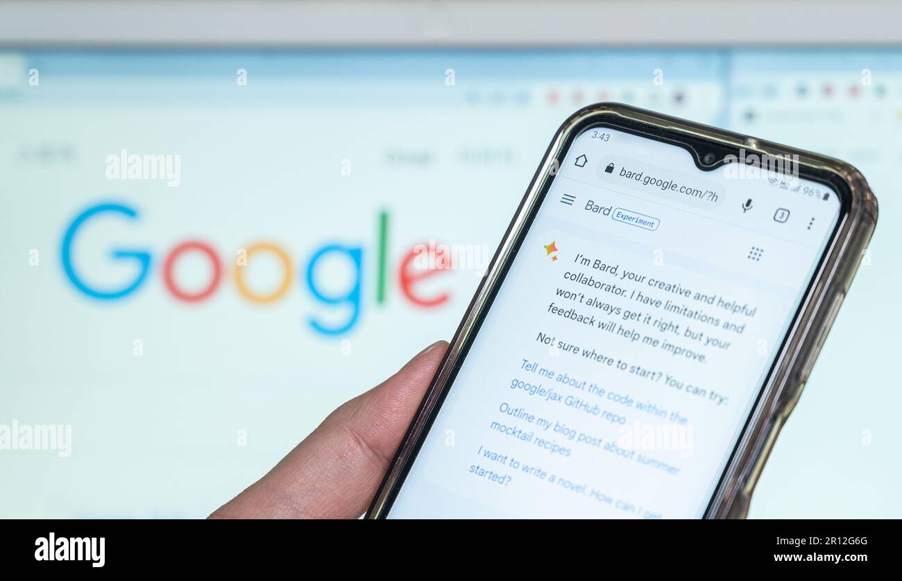 Séoul, Corée du Sud -11 mai 2023 : Un homme à la recherche d'informations utilisant l'intelligence artificielle Google Bard Banque D'Images