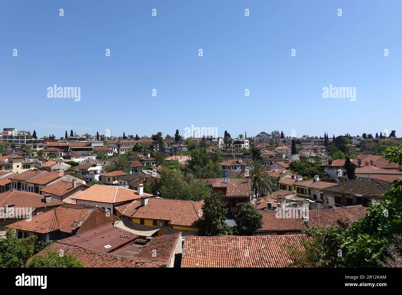Vue sur les toits de tuiles des maisons de la vieille ville d'Antalya depuis la terrasse d'observation par une journée ensoleillée Banque D'Images