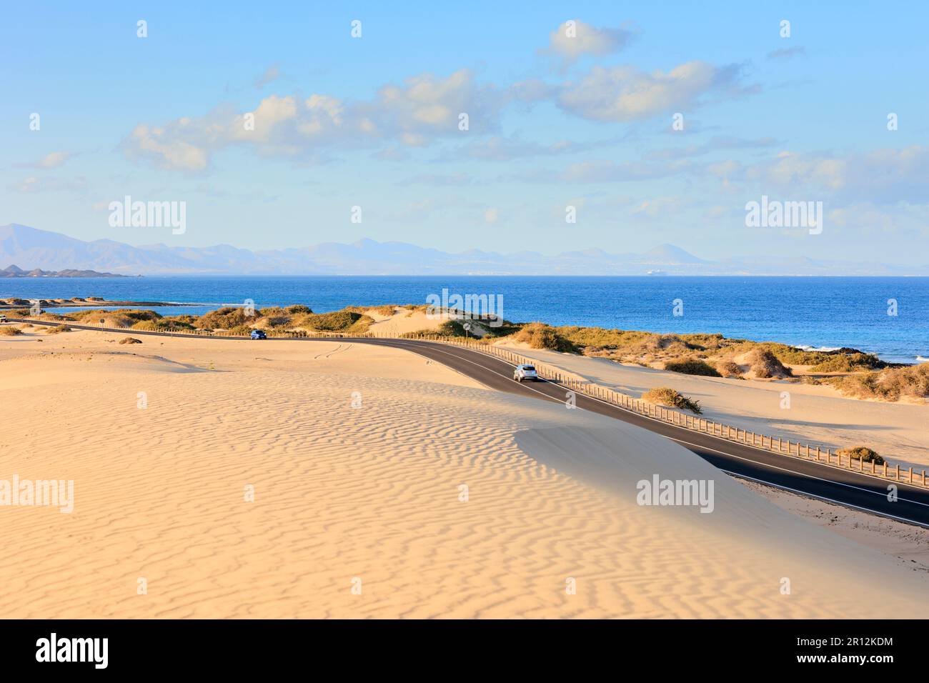 Route côtière FV1 traversant les dunes de sable du Parque Natural de Corralejo Corralejo la Oliva Fuerteventura Iles Canaries Espagne Banque D'Images