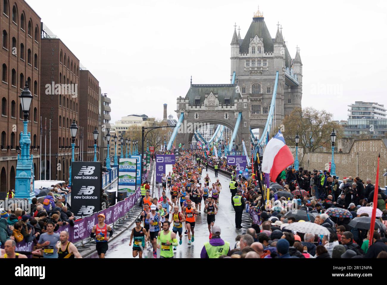 Ce matin, les coureurs du marathon de Londres ont passé Tower Bridge. Photo prise le 23rd Avr 2023. © Belinda Jiao jiao.bilin@gmail.com 07598931257 https:// Banque D'Images