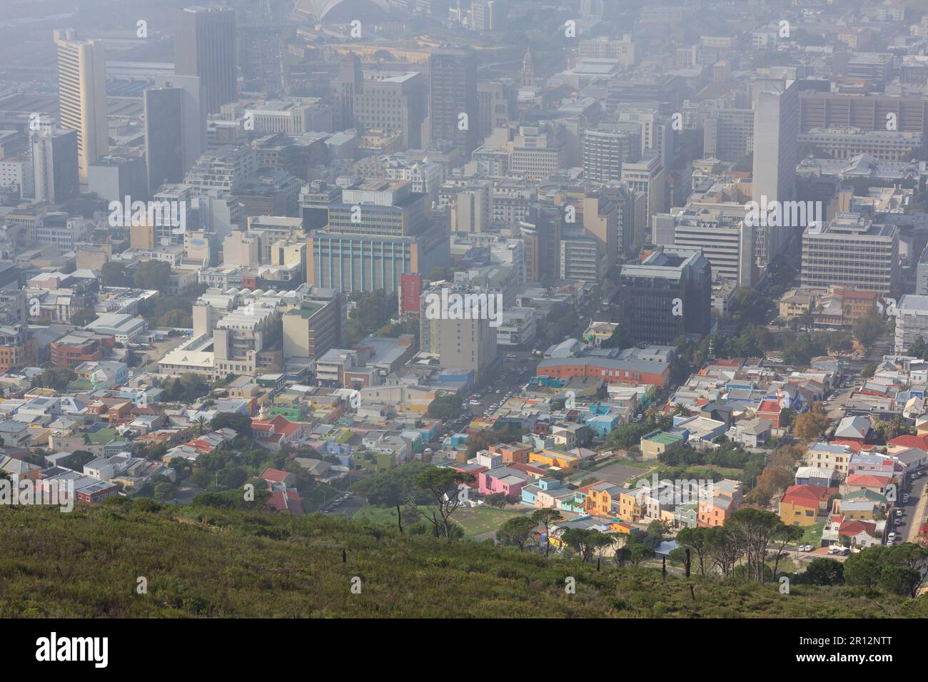 Cape Town, Western Cape, Afrique du Sud - Mai 8th 2023: Brume d'advection levant au-dessus de la ville de Cape Town, photographiée de signal Hill Banque D'Images