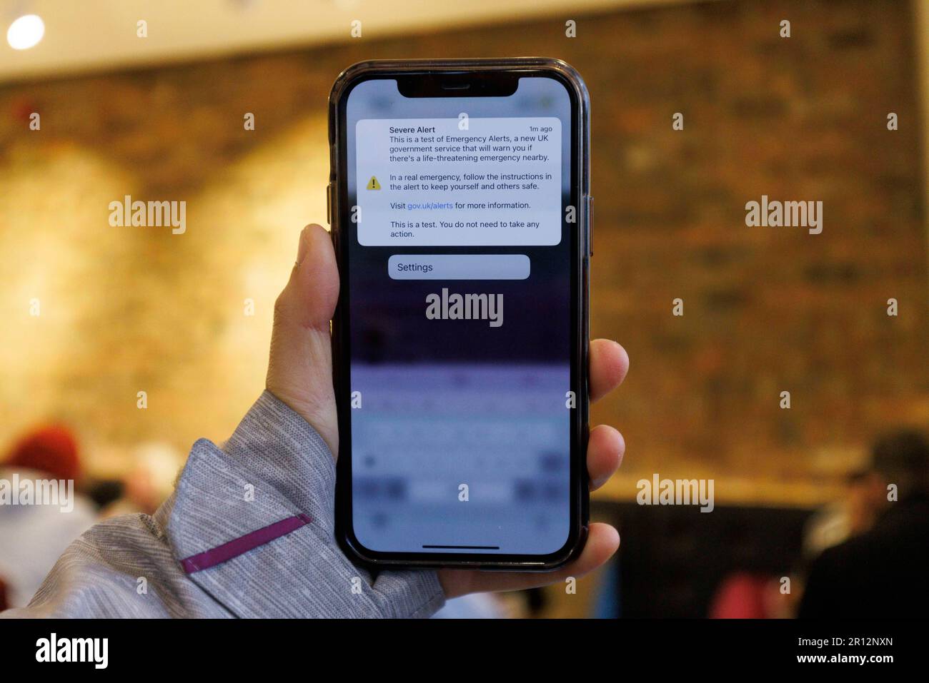 Un message de conseil est envoyé aux téléphones à travers le pays par le gouvernement du Royaume-Uni comme test des alertes d'urgence. Photo prise le 23rd Avr 2023. © Belinda Banque D'Images