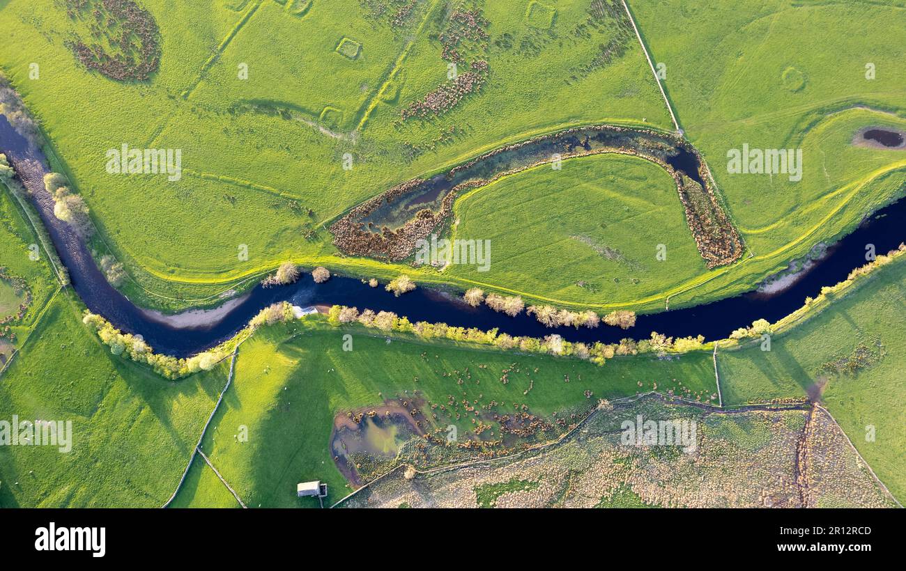 Vue aérienne sur la rivière Ure qui serpend dans les terres agricoles lors d'une soirée de printemps dans les Yorkshire Dales près de Hawes, au Royaume-Uni. Banque D'Images Vue aérienne sur la rivière Ure qui serpend dans les terres agricoles lors d'une soirée de printemps dans les Yorkshire Dales près de Hawes, au Royaume-Uni. Banque D'Images