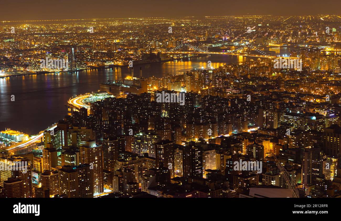 New York, New York, Etats-Unis - 28 décembre 2013 : vue de nuit sur New York vers East River. Banque D'Images