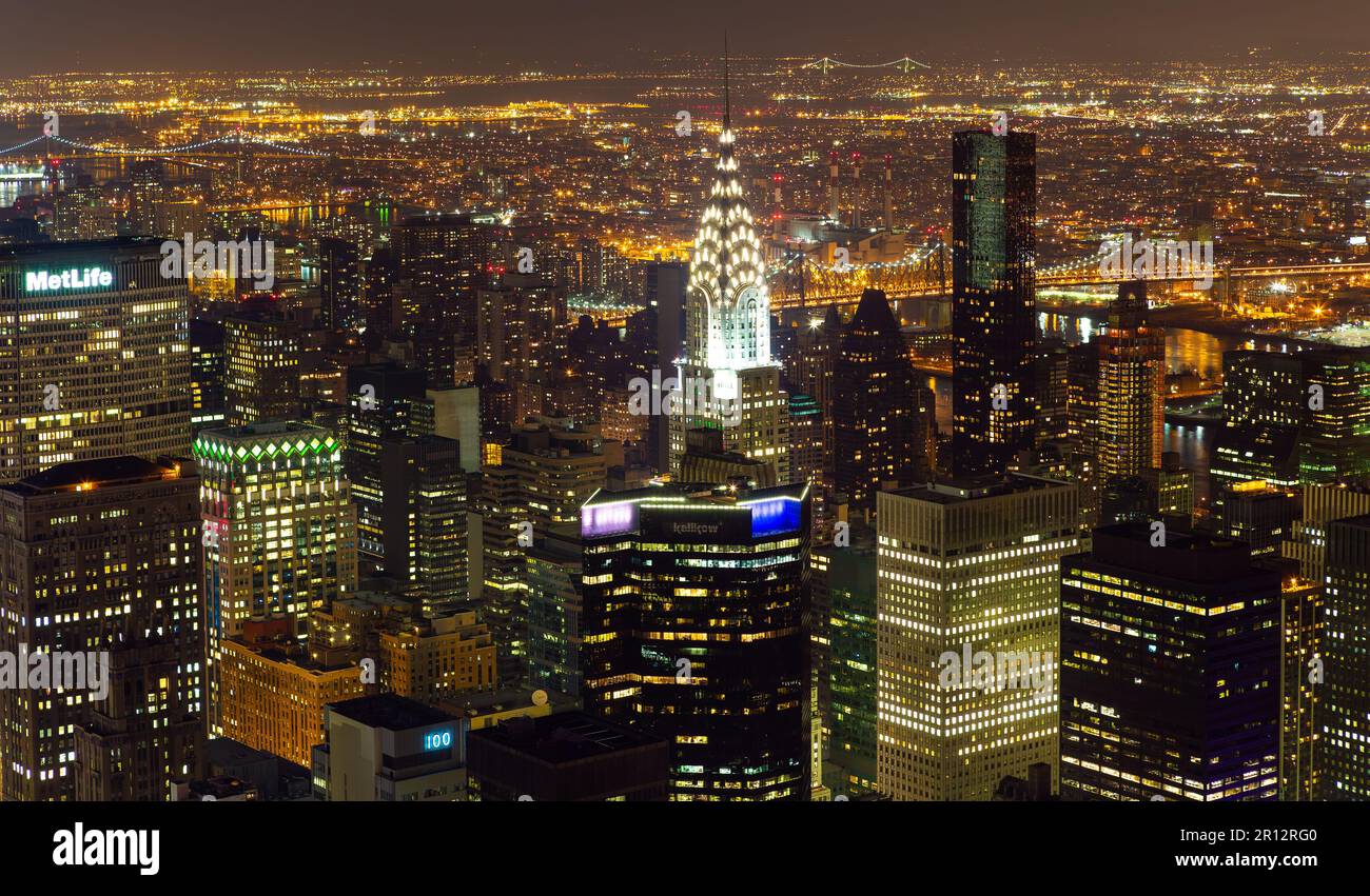 New York, New York, Etats-Unis - 28 décembre 2013 : vue de nuit sur la ville de New York avec le Chrysler Building et le pont Ed Koch Queensboro Banque D'Images