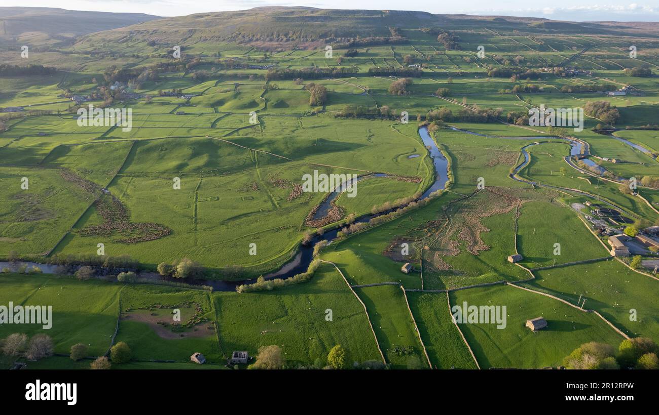 Vue aérienne sur la rivière Ure qui serpend dans les terres agricoles lors d'une soirée de printemps dans les Yorkshire Dales près de Hawes, au Royaume-Uni. Banque D'Images Vue aérienne sur la rivière Ure qui serpend dans les terres agricoles lors d'une soirée de printemps dans les Yorkshire Dales près de Hawes, au Royaume-Uni. Banque D'Images