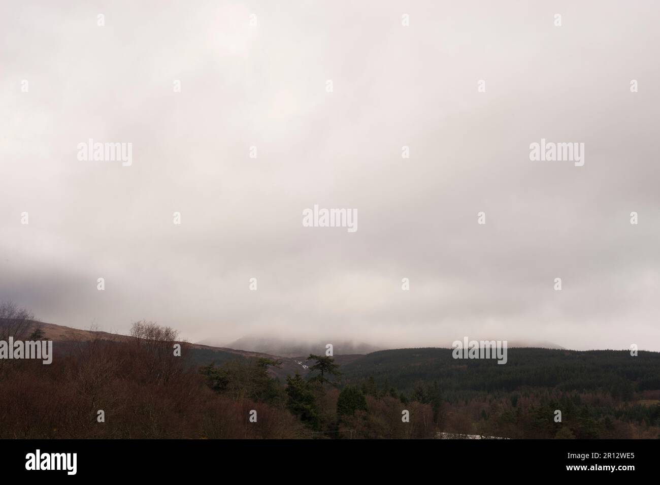 Un paysage brumeux de l'île d'Arran en Écosse, au bord de la mer, en regardant vers les montagnes de Goat est tombé. Banque D'Images