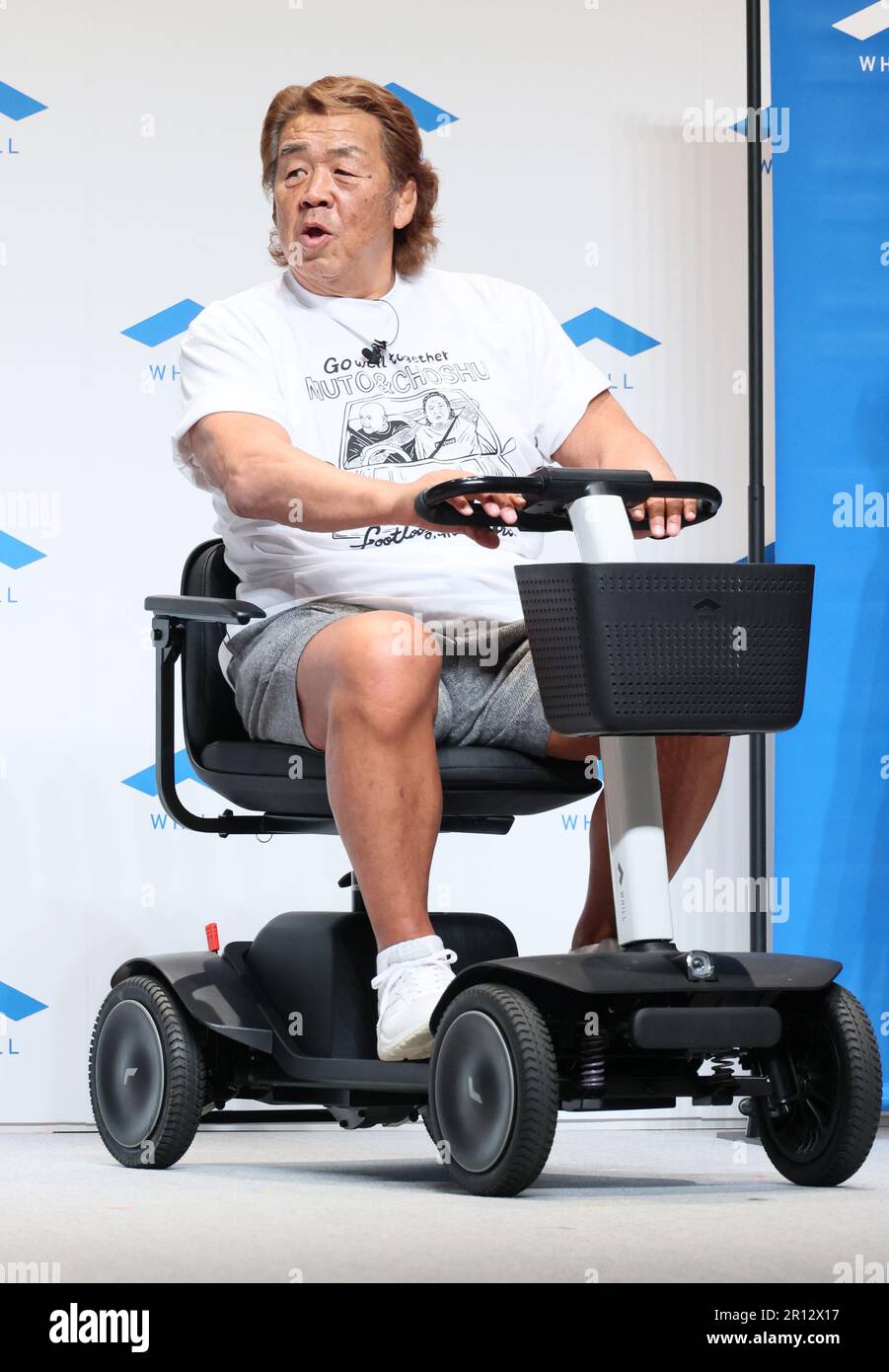 Tokyo, Japon. 11th mai 2023. L'ancien lutteur professionnel Choshu Riki se rend à bord d'un « Whill model S » pour sa mobilité personnelle lors d'un événement promotionnel sur la mobilité personnelle Whill à Tokyo jeudi, 11 mai 2023. Whill, société de mobilité personnelle, a annoncé qu'elle avait convenu d'établir un accord avec 100 concessionnaires automobiles du Japon afin de fournir un service et un entretien pour la mobilité. (Photo de Yoshio Tsunoda/AFLO) Banque D'Images