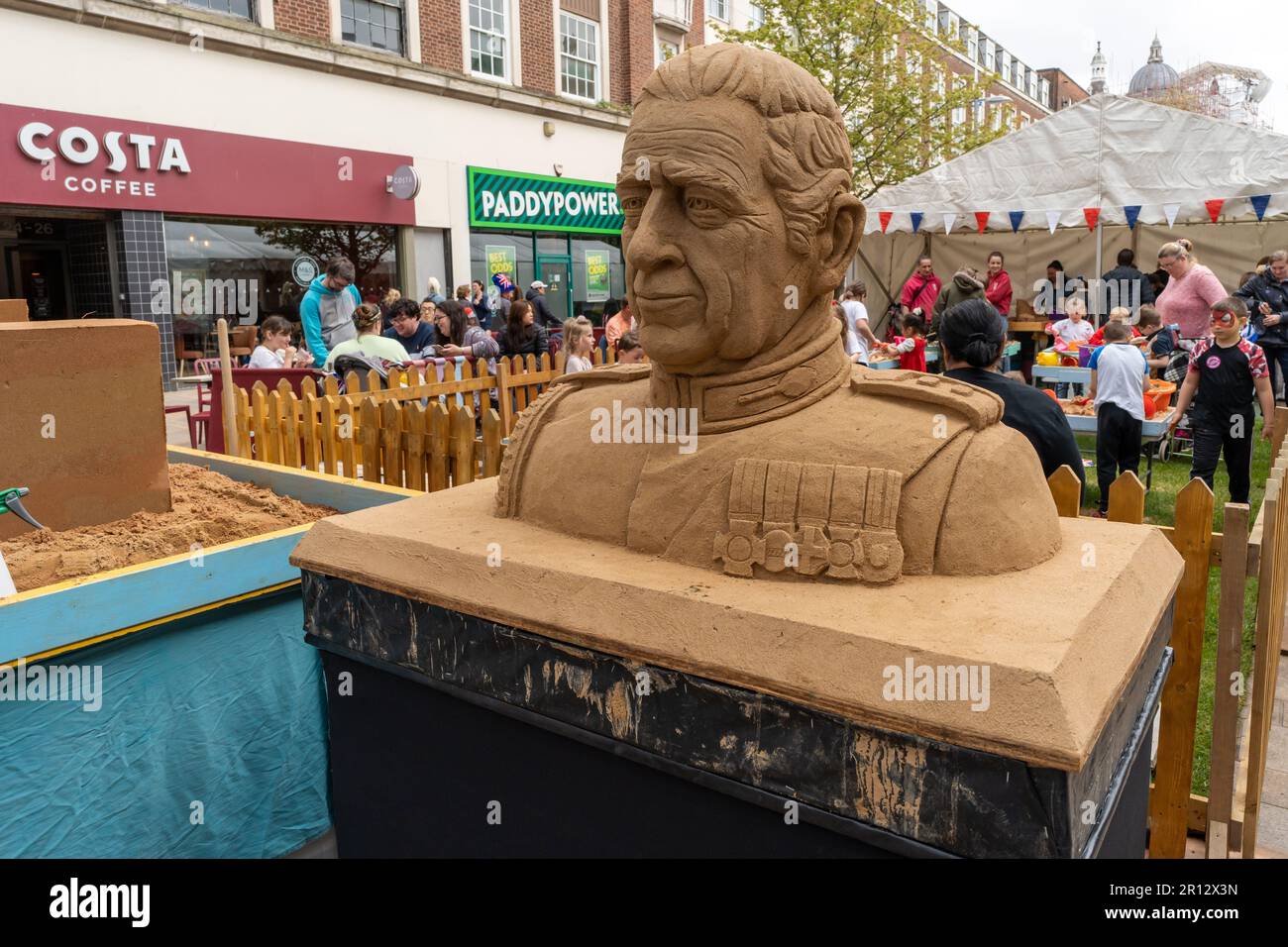 L'art du sable du roi Charles III dans le centre-ville de Kingston à Hull, au Royaume-Uni, le jour de son couronnement. Banque D'Images