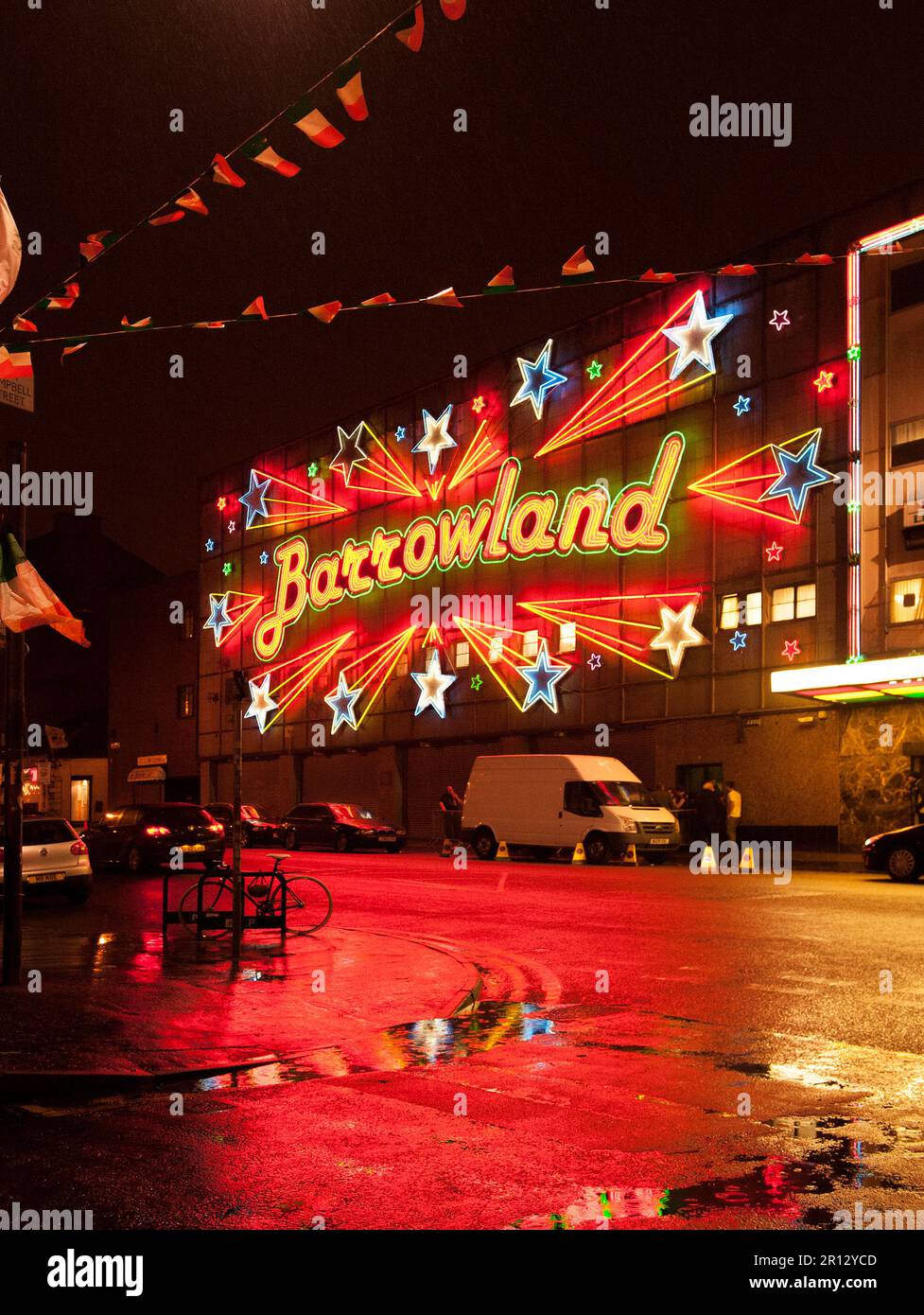 Célèbre enseigne au néon emblématique la nuit, reflétée dans les flaques de la salle de concert Barrowlands Ballroom à Glasgow, en Écosse Banque D'Images