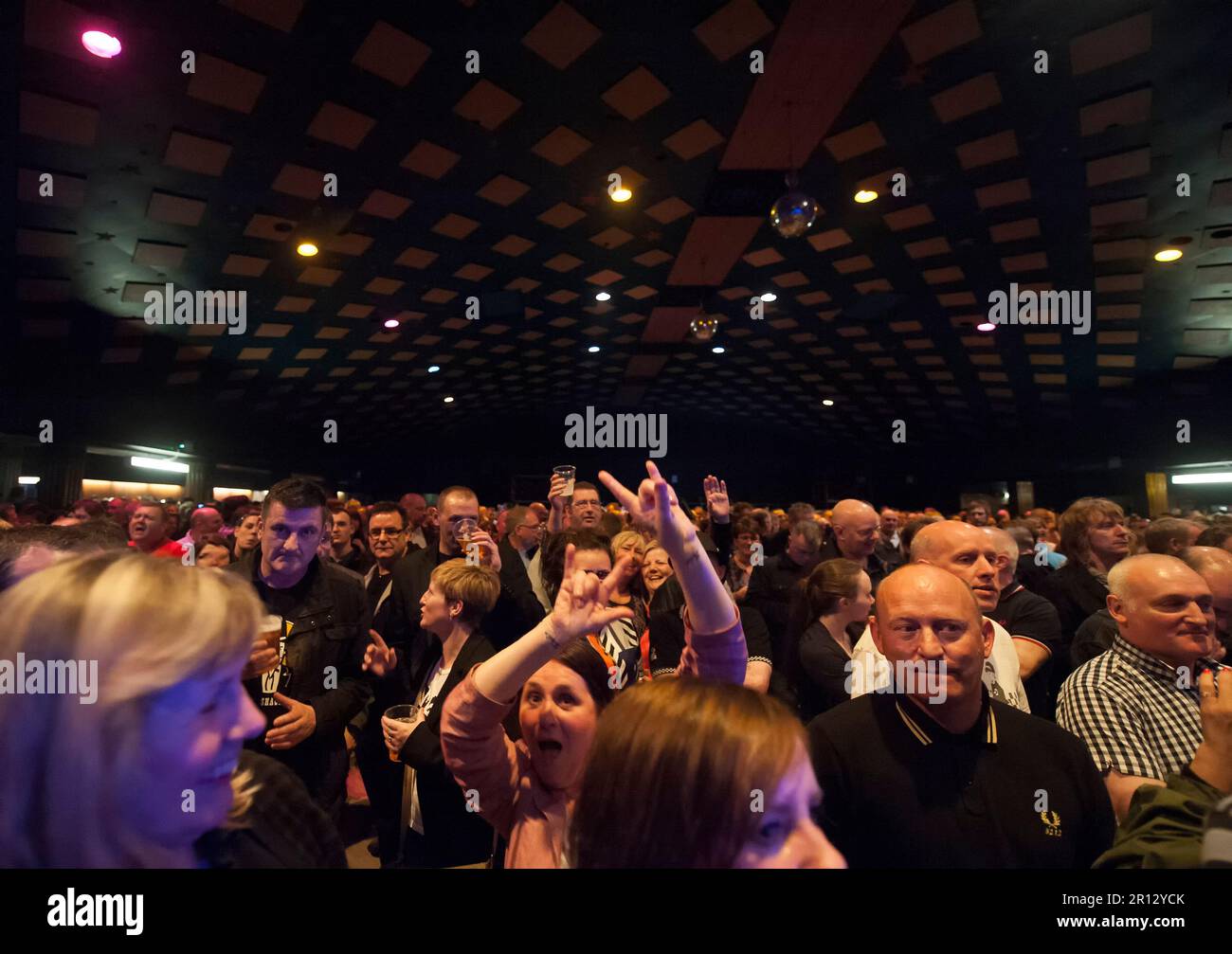 La foule attend les Specials AKA lors d'un concert à la légendaire Barrowland Ballroom de Glasgow, en Écosse Banque D'Images