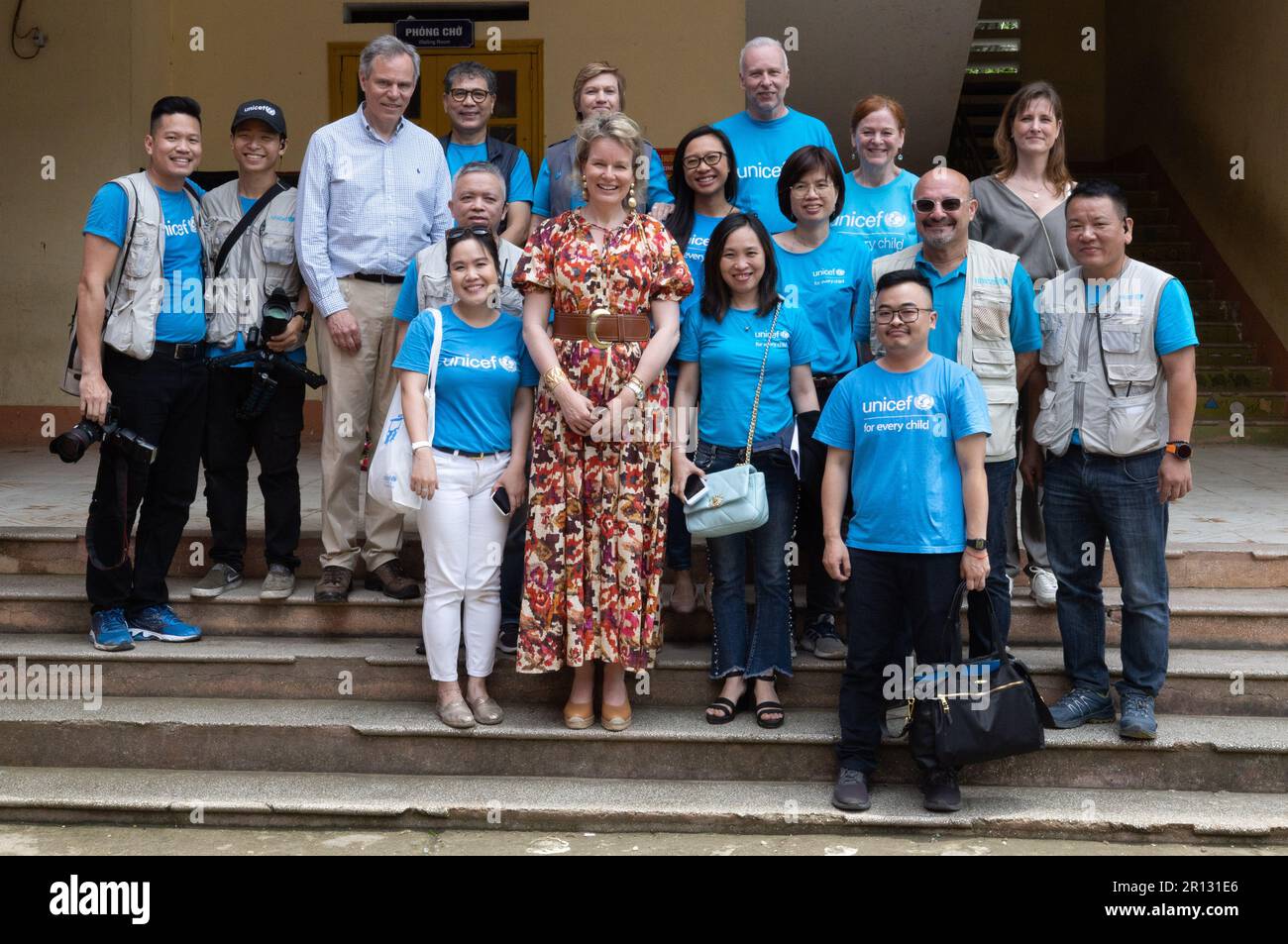 La reine Mathilde de Belgique pose pour photographe auprès des membres du personnel de l'équipe de l'UNICEF après une visite à l'école primaire et secondaire secondaire de Hau Thao, lors d'une mission royale au Vietnam, à Muong Hoa, au Vietnam, le jeudi 11 mai 2023. La mission est organisée par UNICEF Belgique en collaboration avec les employés locaux d'UNICEF Vietnam. La visite de la Reine au Vietnam met l'accent sur le travail de l'UNICEF visant à combler les lacunes en matière d'éducation et à accroître les possibilités pour les enfants et les adolescents les plus vulnérables dans les zones rurales les plus difficiles d'accès. BELGA PHOTO BENOIT DOPPAGNE Banque D'Images