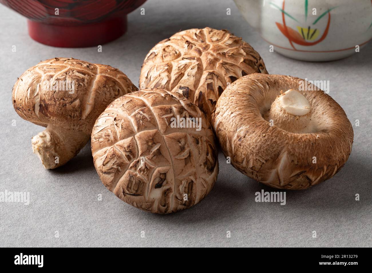 Gros plan sur des champignons shiitake au Donko entiers frais Banque D'Images