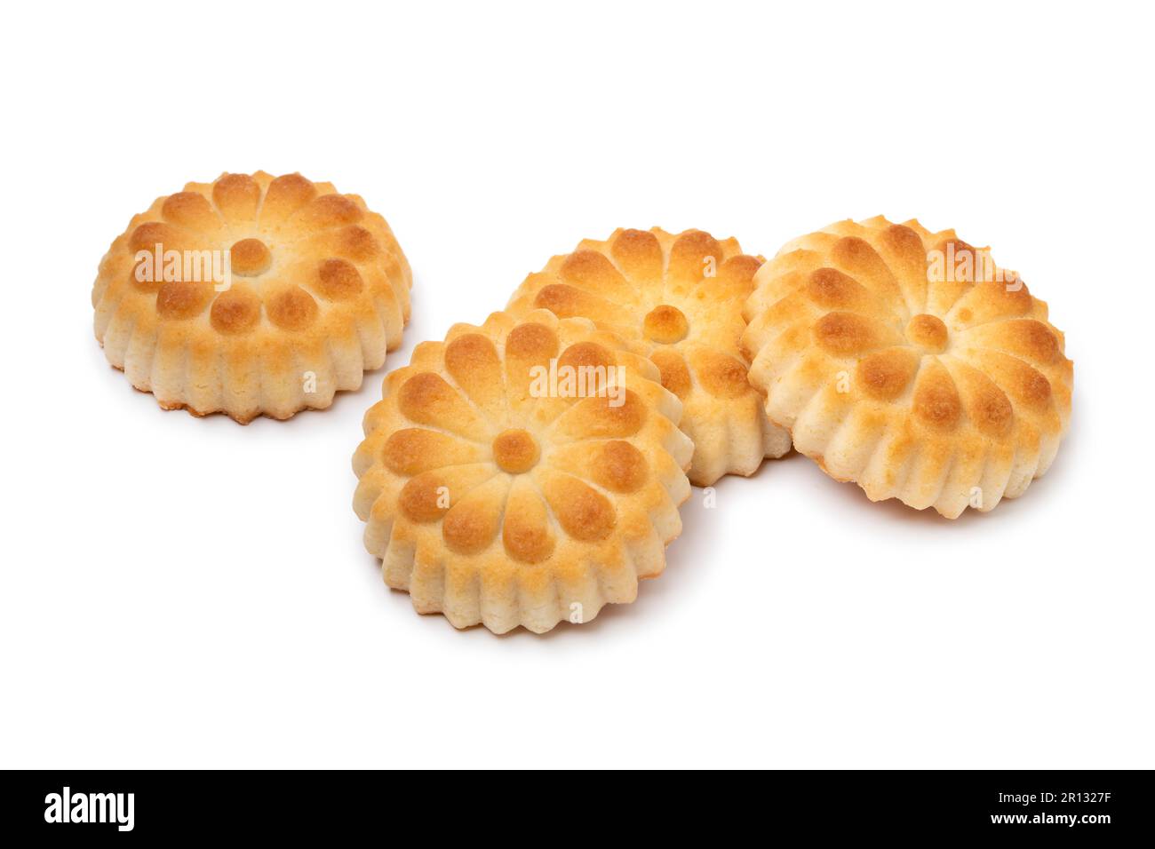 Biscuits Maamoul frais traditionnels farcis de dattes et cardamome isolés sur fond blanc Banque D'Images