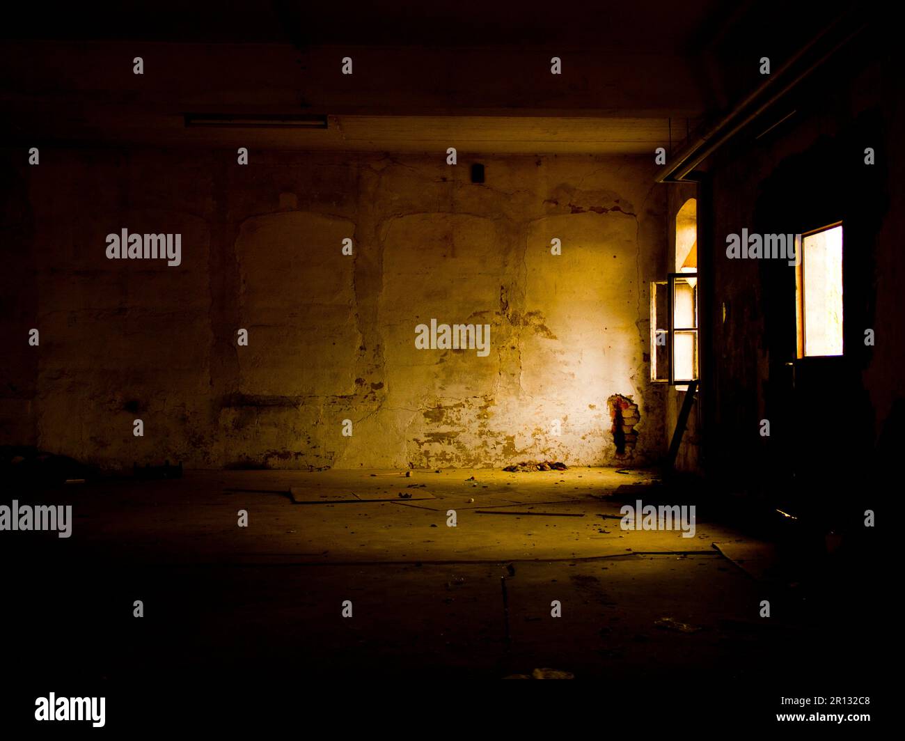 un hall sombre et vide dans une usine de verre de cristal de plomb abandonnée Banque D'Images