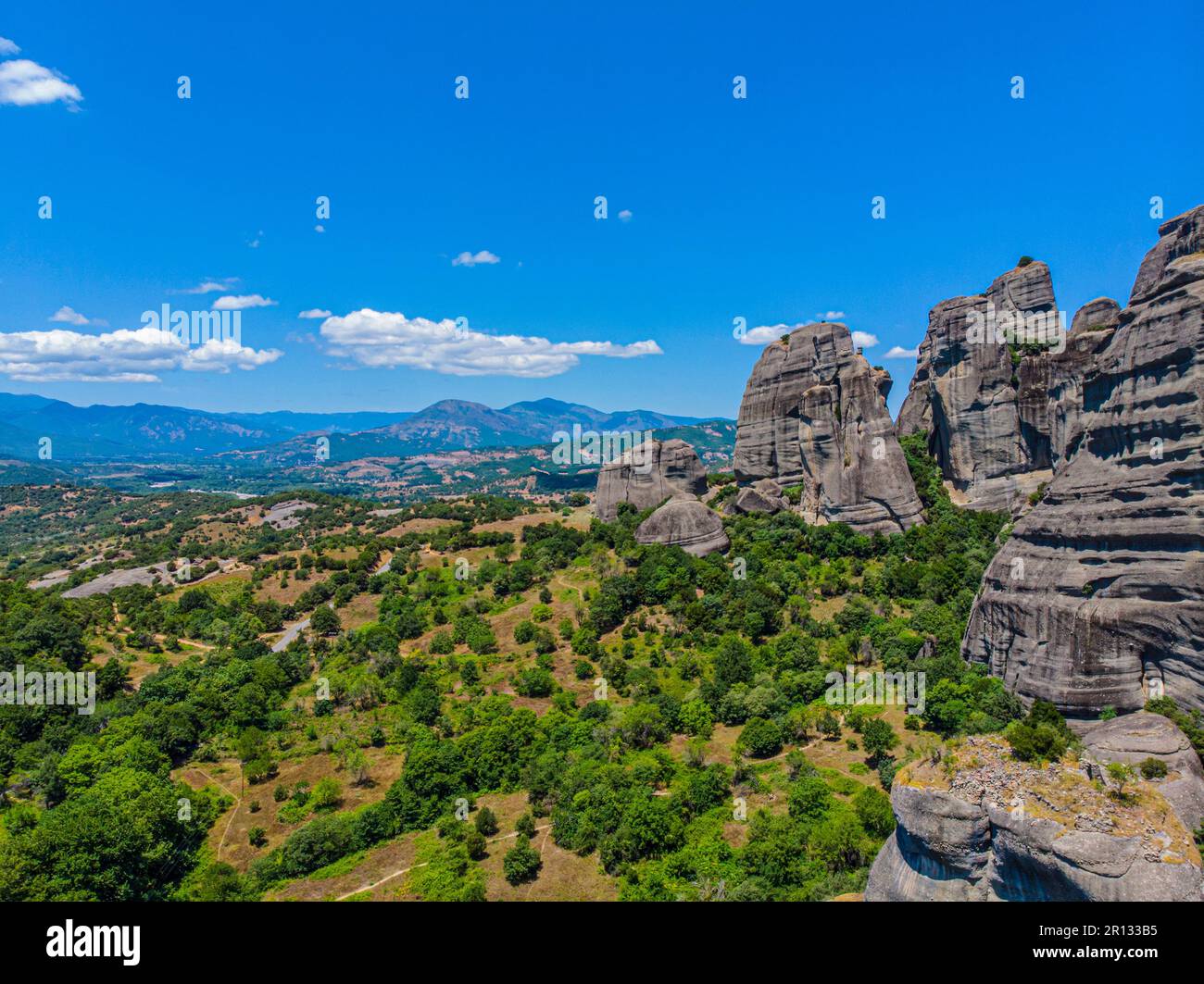 Grèce. La région historique de la Thessalie. Rochers de Meteora. Vue sur la plaine thessalienne. Site touristique populaire. Drone. Vue aérienne Banque D'Images