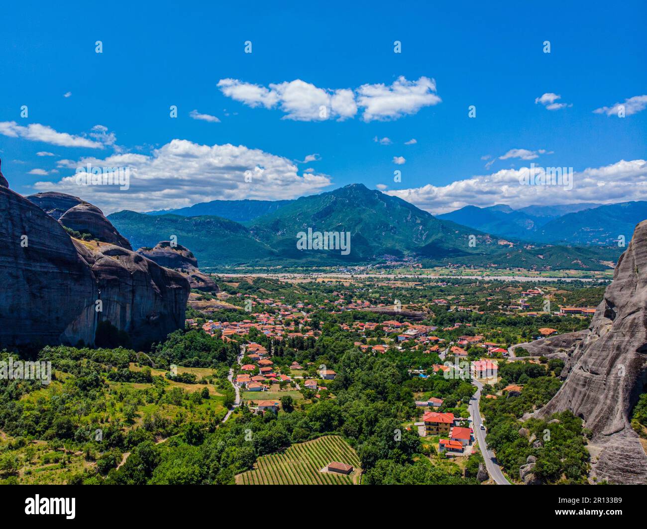 Grèce. La région historique de la Thessalie. Rochers de Meteora. Vue sur la plaine thessalienne. Site touristique populaire. Drone. Vue aérienne Banque D'Images