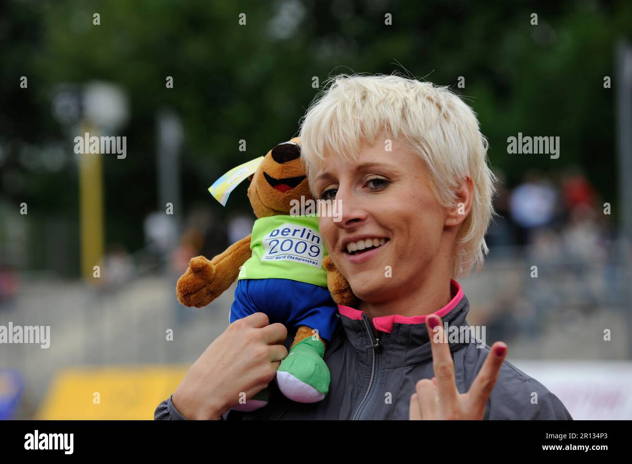 Ariane Friedrich Hochsprung mit dem Maskottchen für die Leichtathletik Weltmeisterschaft in Berlin dem Bären ' Berlino' Leichtathletik Gala in Wattenscheid am 2,8.2009. Banque D'Images
