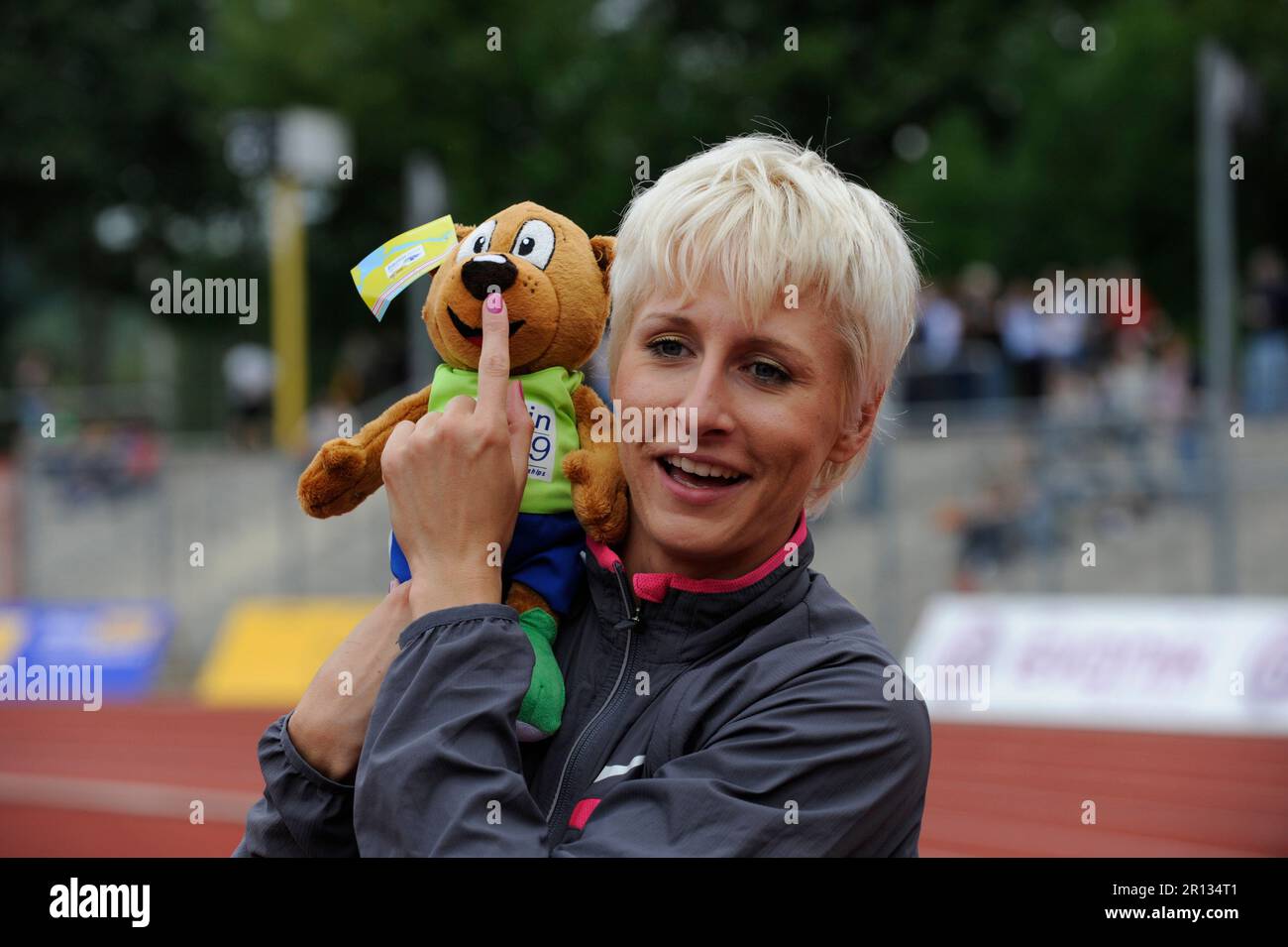 Ariane Friedrich Hochsprung mit dem Maskottchen für die Leichtathletik Weltmeisterschaft in Berlin dem Bären ' Berlino' Leichtathletik Gala in Wattenscheid am 2,8.2009. Banque D'Images
