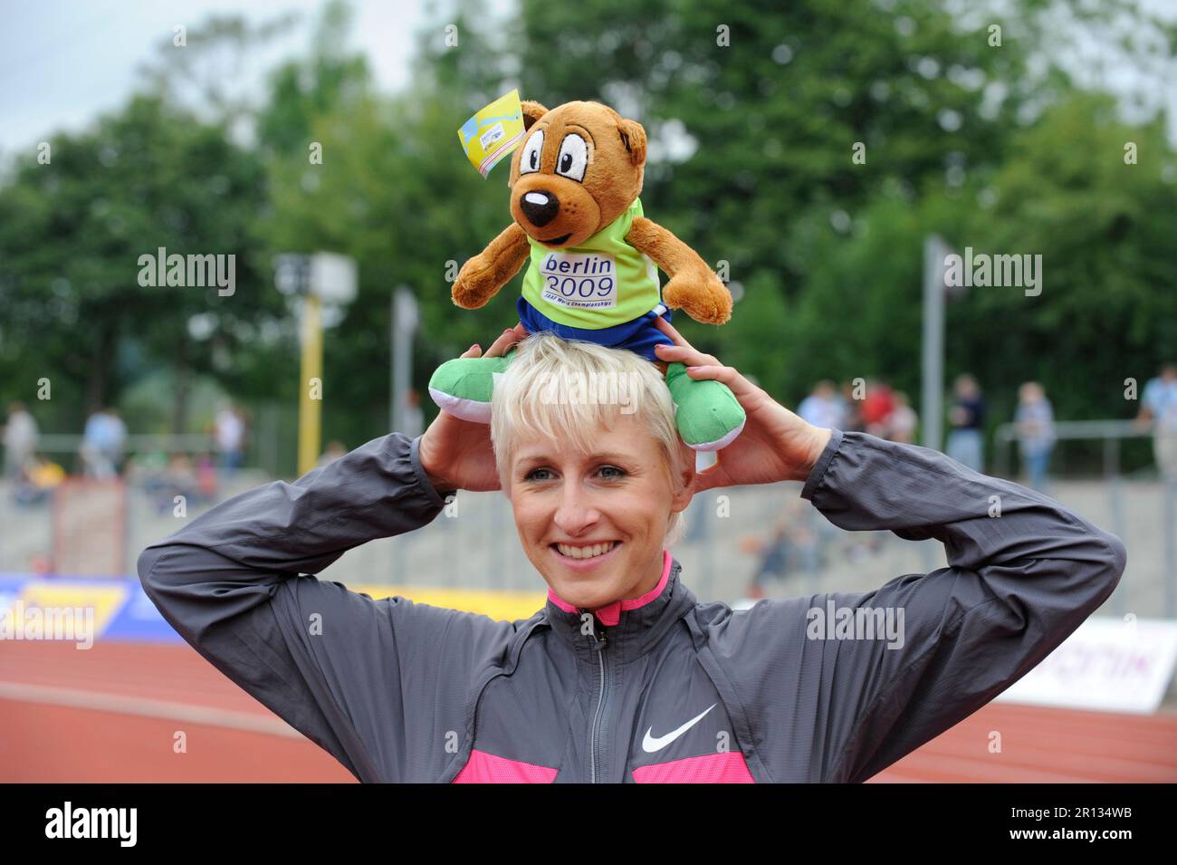 Ariane Friedrich Hochsprung mit dem Maskottchen für die Leichtathletik Weltmeisterschaft in Berlin dem Bären ' Berlino' Leichtathletik Gala in Wattenscheid am 2,8.2009. Banque D'Images