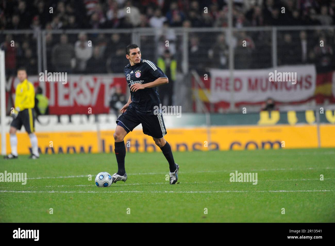 Lucio Aktion. Fußball 1/4 finale des DFB Pokal Bayer Leverkusen - Bayern München 4:2 am 4,3.2009. Banque D'Images