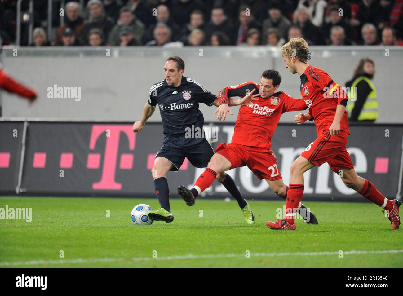 Franck Ribery Aktion gegen Castro Montille (27) Fußball 1/4 finale des DFB Pokal Bayer Leverkusen - Bayern München 4:2 am 4,3.2009. Banque D'Images