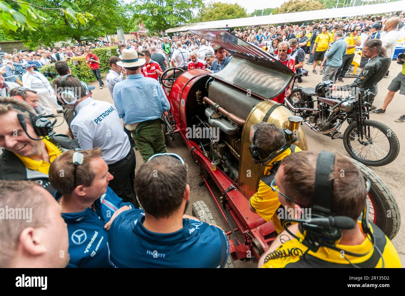 FIAT S76, surnommée « la Bête de Turin », à l'événement sportif automobile Goodwood Festival of Speed 2016, West Sussex, Royaume-Uni. Les F1 équipes modernes regardent Banque D'Images