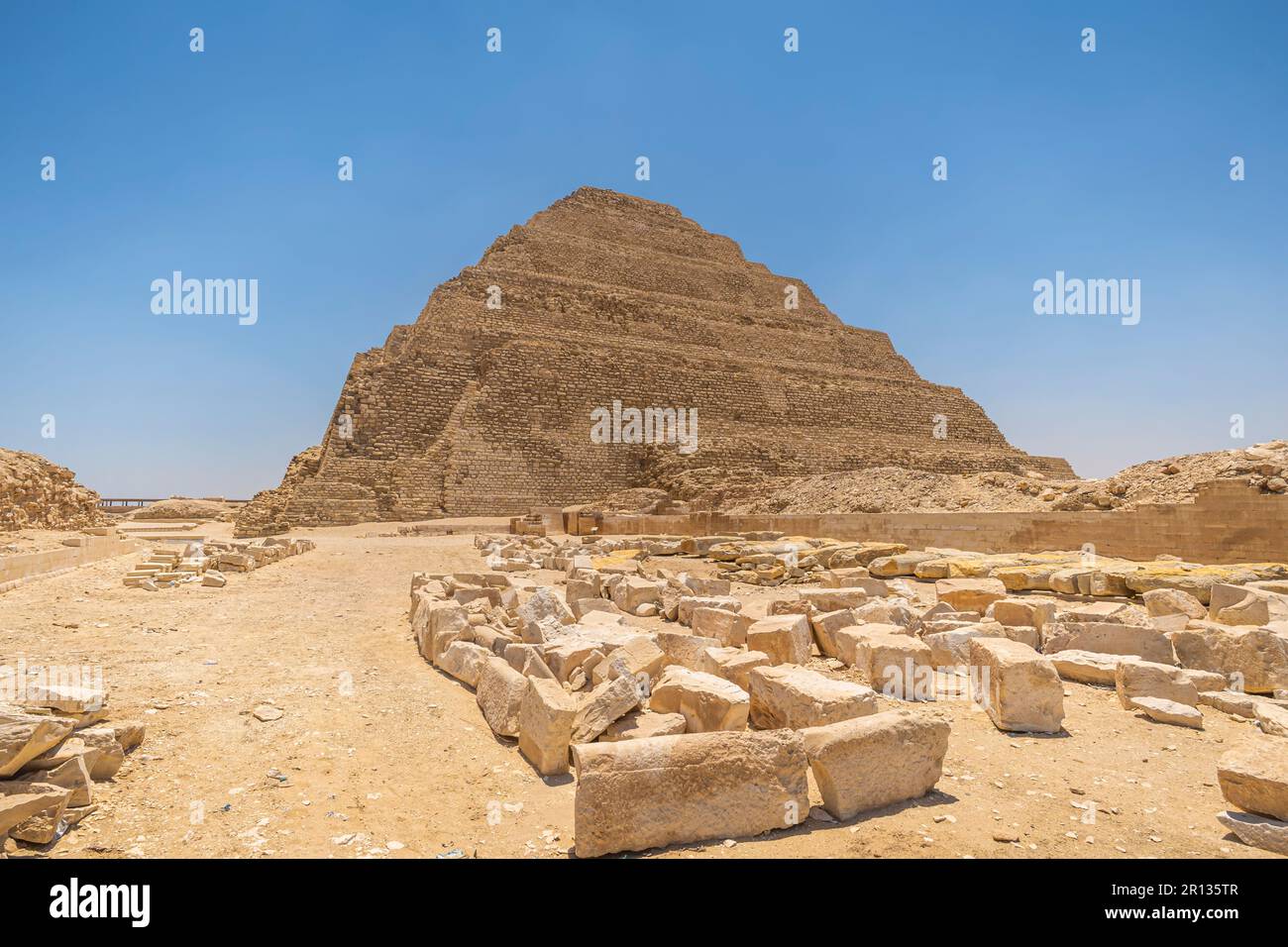 Étape pyramide de Djoser à Saqqara, une archéologique reste dans la nécropole de Saqqara, Egypte Banque D'Images