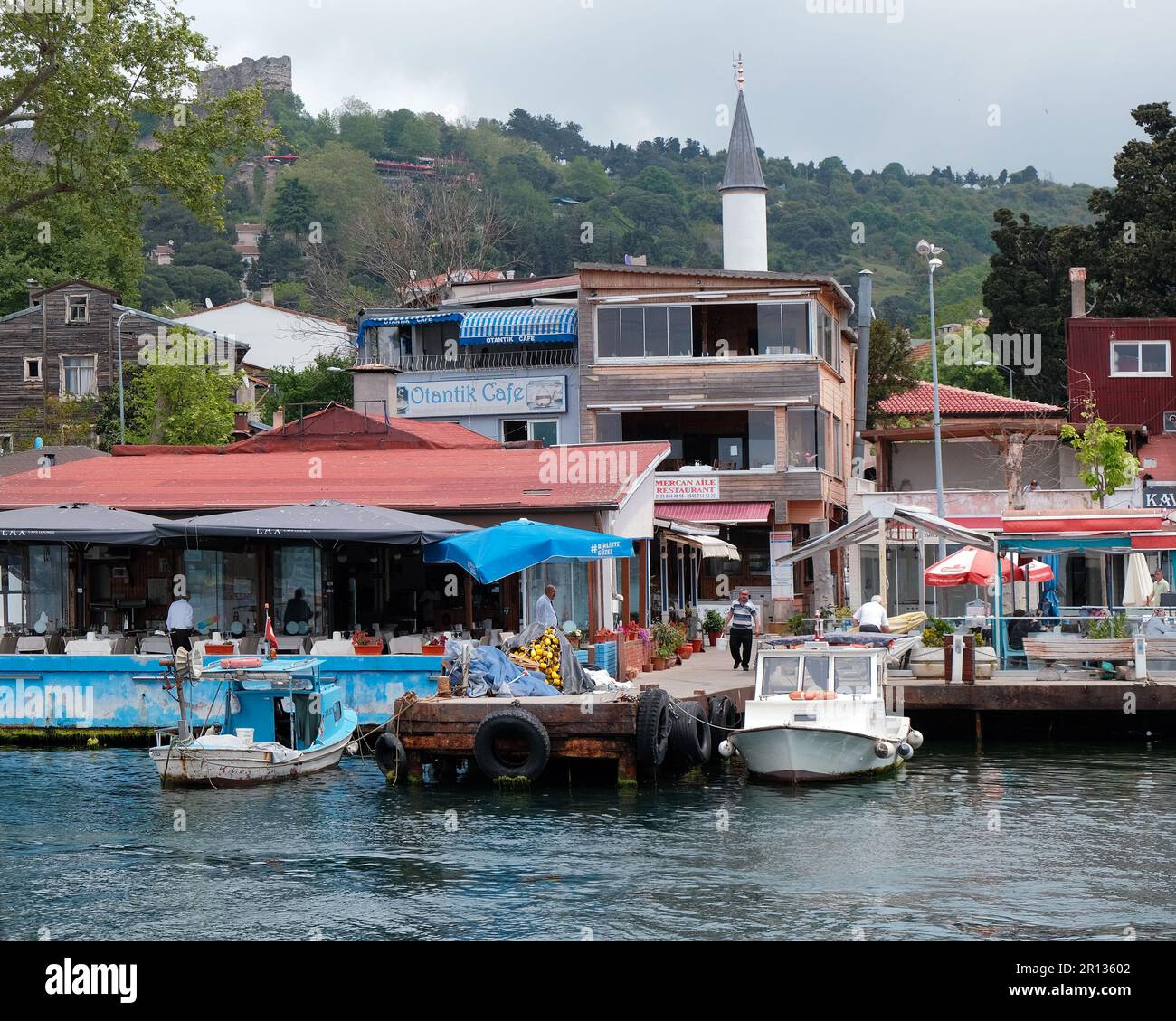 Istanbul, Turquie - 18 mai 2022. Vue pittoresque et paysage tranquille du village d'Anadolu Kavagi à l'extrémité nord du Bosphore dans le Beykoz Banque D'Images