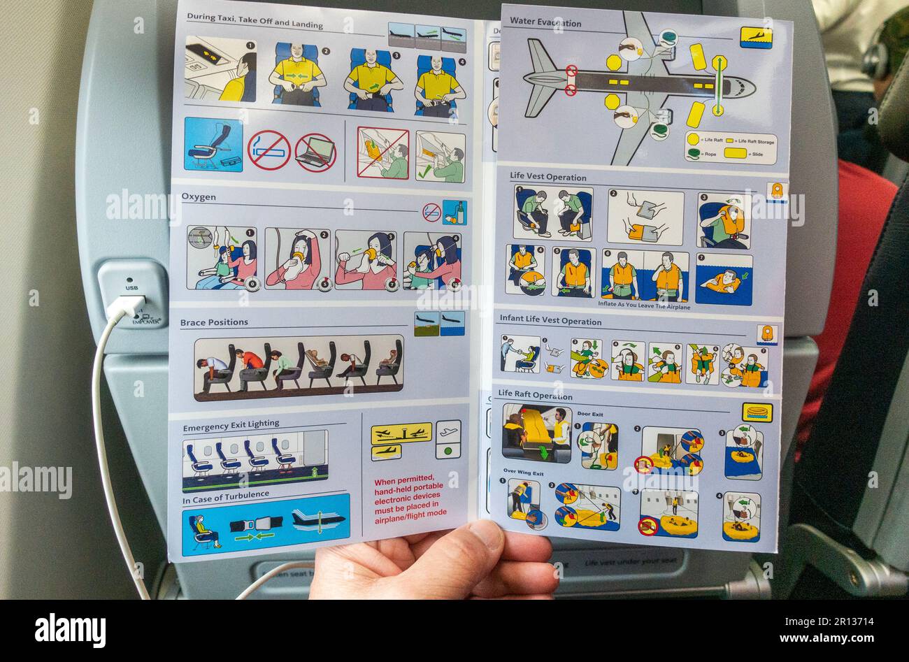 Brochure sur l'évacuation des compagnies aériennes et les consignes de sécurité sur l'avion d'American Airlines à l'aéroport LaGuardia dans le Queens New York Banque D'Images