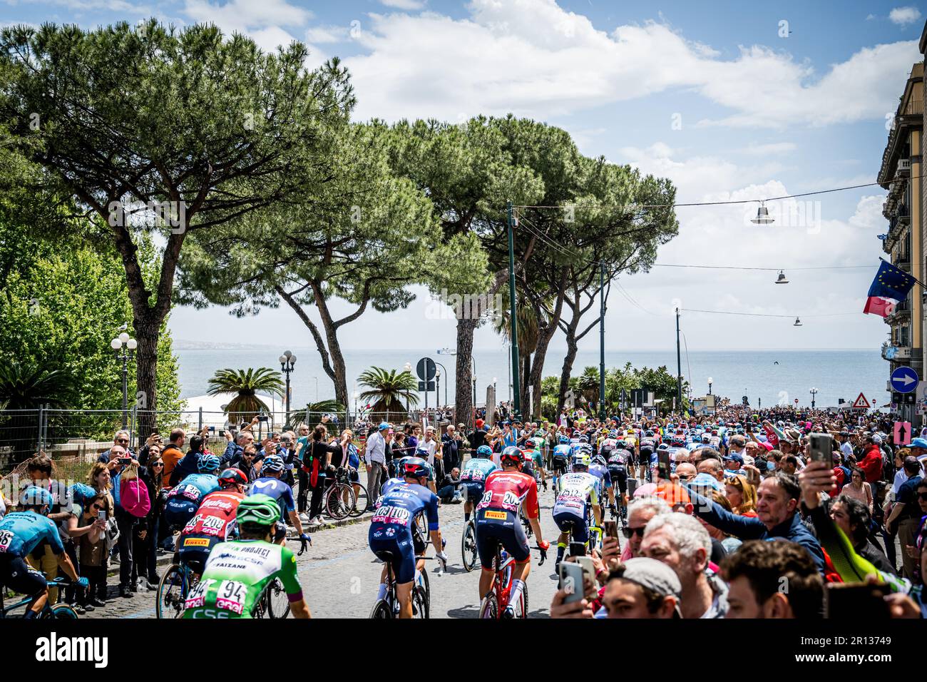 Naples, Italie. 11th mai 2023. L'illustration montre le début de la sixième étape de la course de vélo Giro d'Italia 2023, de et à Naples (162 km), en Italie, le jeudi 11 mai 2023. Le Giro 2023 a lieu du 06 au 28 mai 2023. BELGA PHOTO JASPER JACOBS crédit: Belga News Agency/Alay Live News Banque D'Images