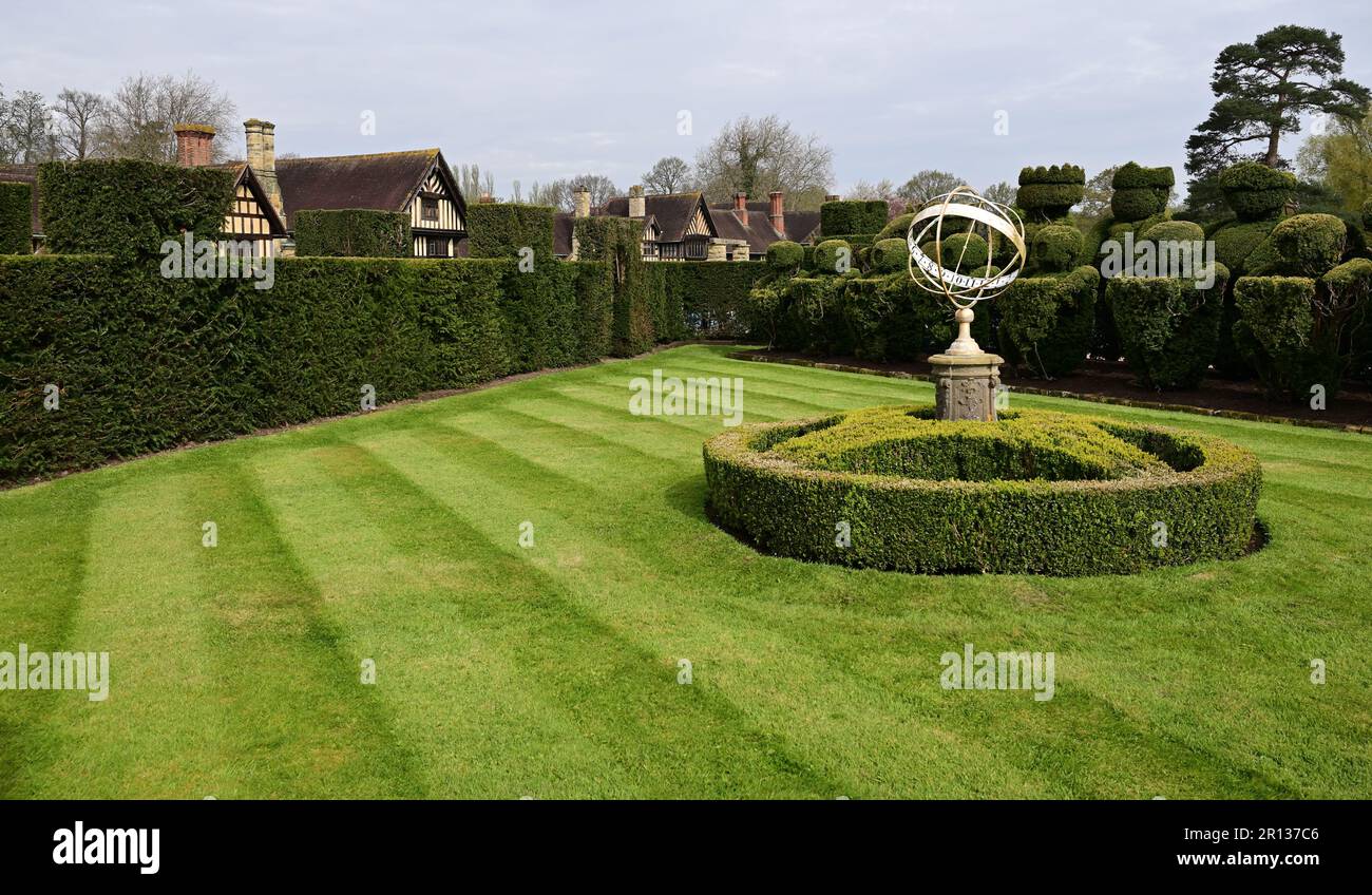 Les échecs Tudor ont mis le soleil de la sphère topiaire et de la sphère armillaire dans les jardins du château de Hever, la maison d'enfance d'Anne Boleyn. Banque D'Images