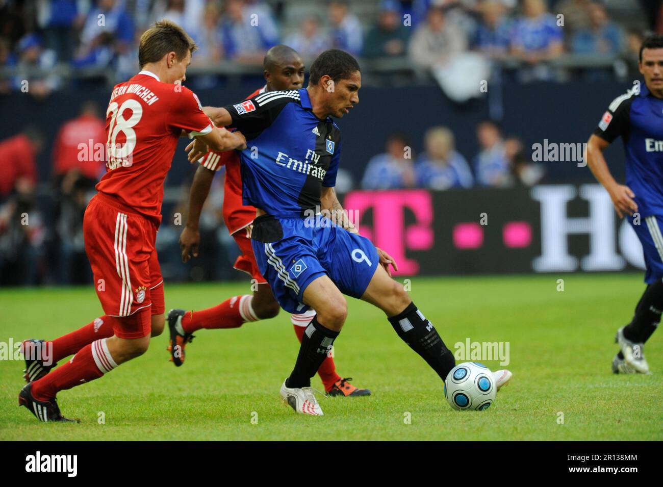 Holger Badstuber (28) zieht Paolo Guerrero am Trikot Aktion, FC Bayern München - Hamburger SV 0:1 Fußball T-Home Cup in der Veltins Arena auf Schalke 18,7.2009. Banque D'Images