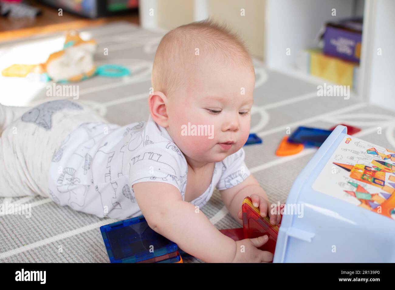 Le temps de ventre d'un bébé caucasien mignon. Jouer enfant. Portrait de bébé Banque D'Images