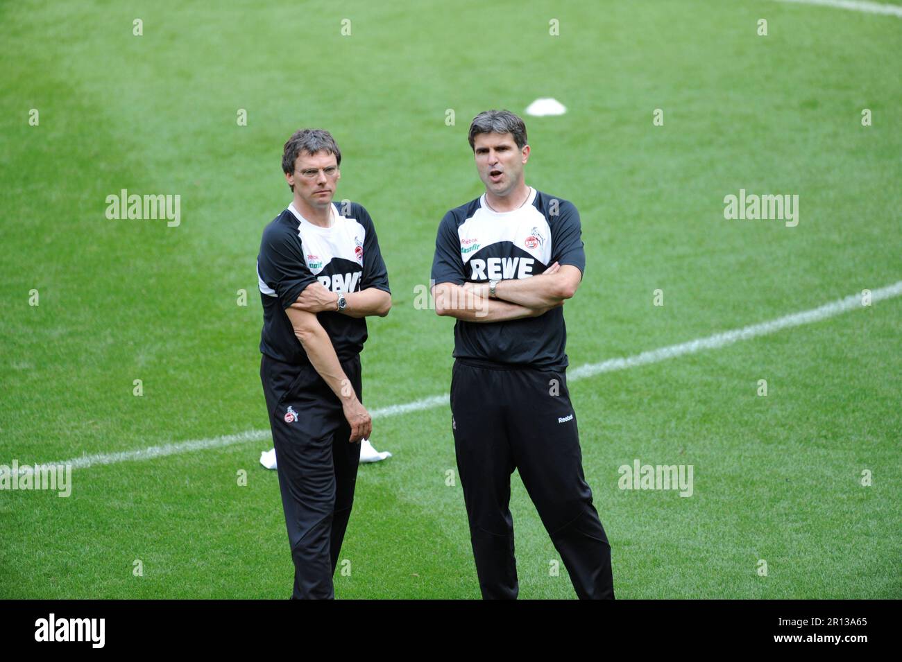 Der neue Trainer des 1.FC Köln Zvonimir Soldo (rechts) und sein Co-Trainer Michael Henke auf dem Trainingsplatz. Erstes Training der saison 2009 / 2010 des 1. FC Köln im Rhein Energie Stadion am 25,6.2009. Bundesliga Fußball. Banque D'Images