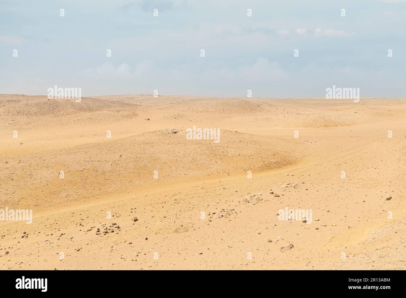 Paysage des dunes du désert. sable dans le désert. Un désert sablonneux et aride. Banque D'Images
