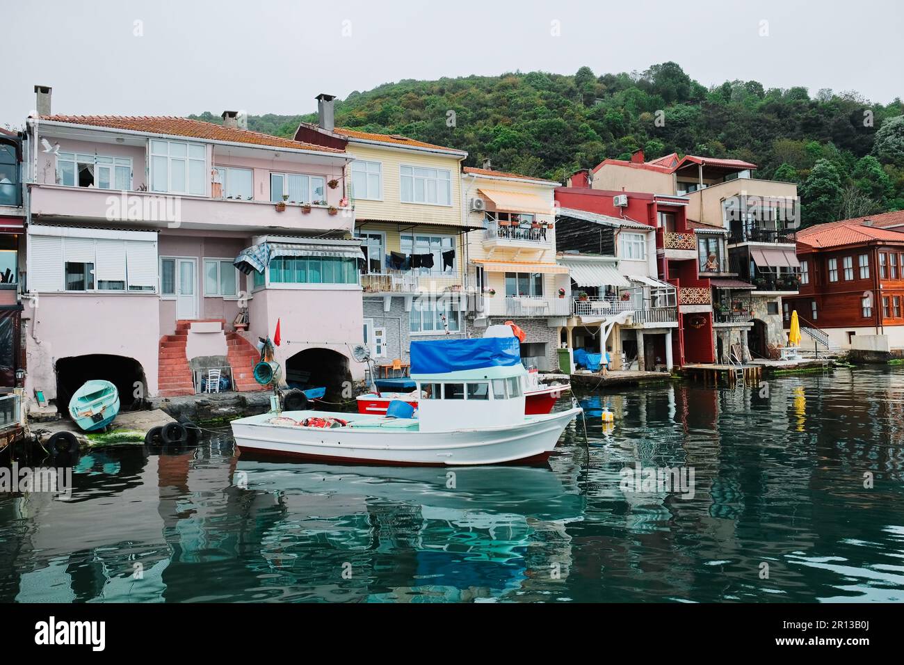 Vue pittoresque et paysage tranquille du village d'Anadolu Kavagi à l'extrémité nord du Bosphore dans le quartier de Beykoz à Istanbul, Turquie. Banque D'Images
