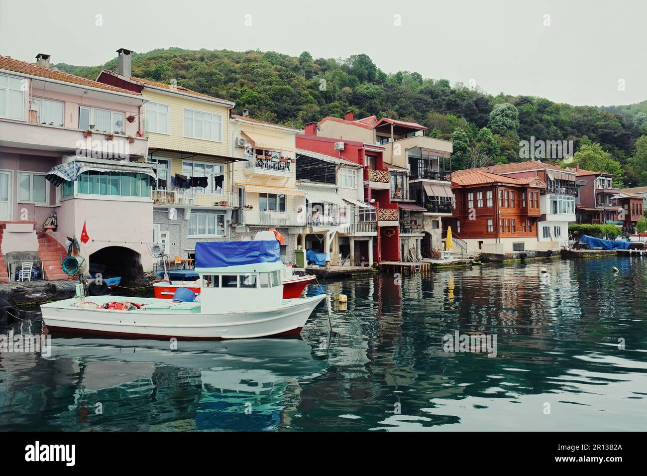 Vue pittoresque et paysage tranquille du village d'Anadolu Kavagi à l'extrémité nord du Bosphore dans le quartier de Beykoz à Istanbul, Turquie. Banque D'Images