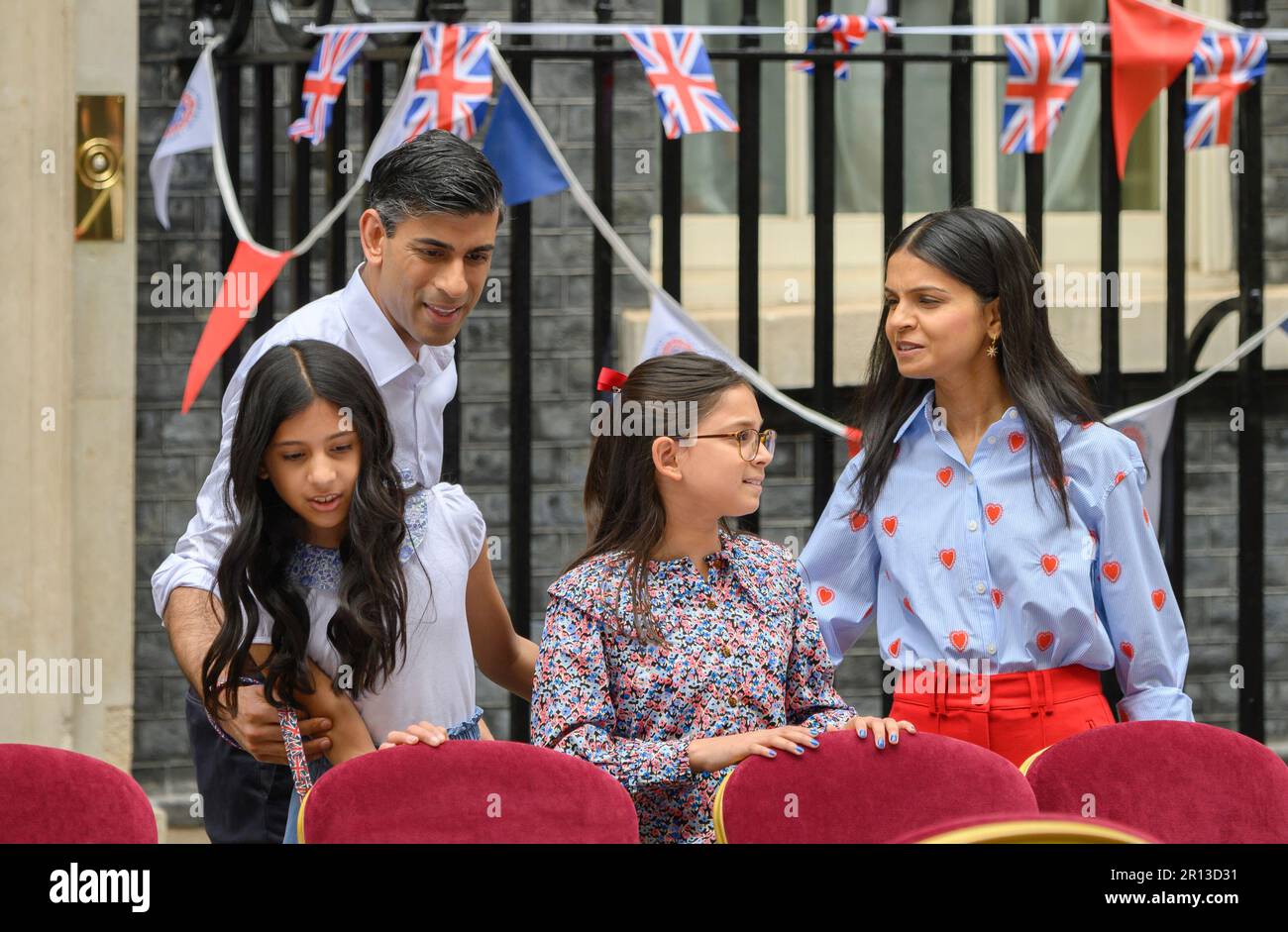 Londres, Royaume-Uni. Couronnement Grand déjeuner offert par Rishi Sunak et sa femme Akshata Murty dans Downing Street, le 7th mai 2023 arrivée de la famille Sunak Banque D'Images